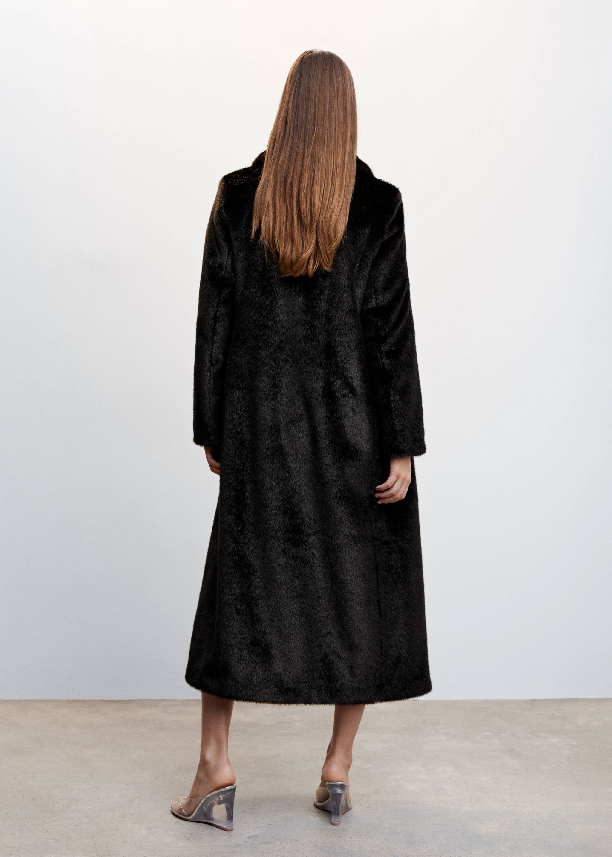 Fluffy long coat - Reverse of the article
