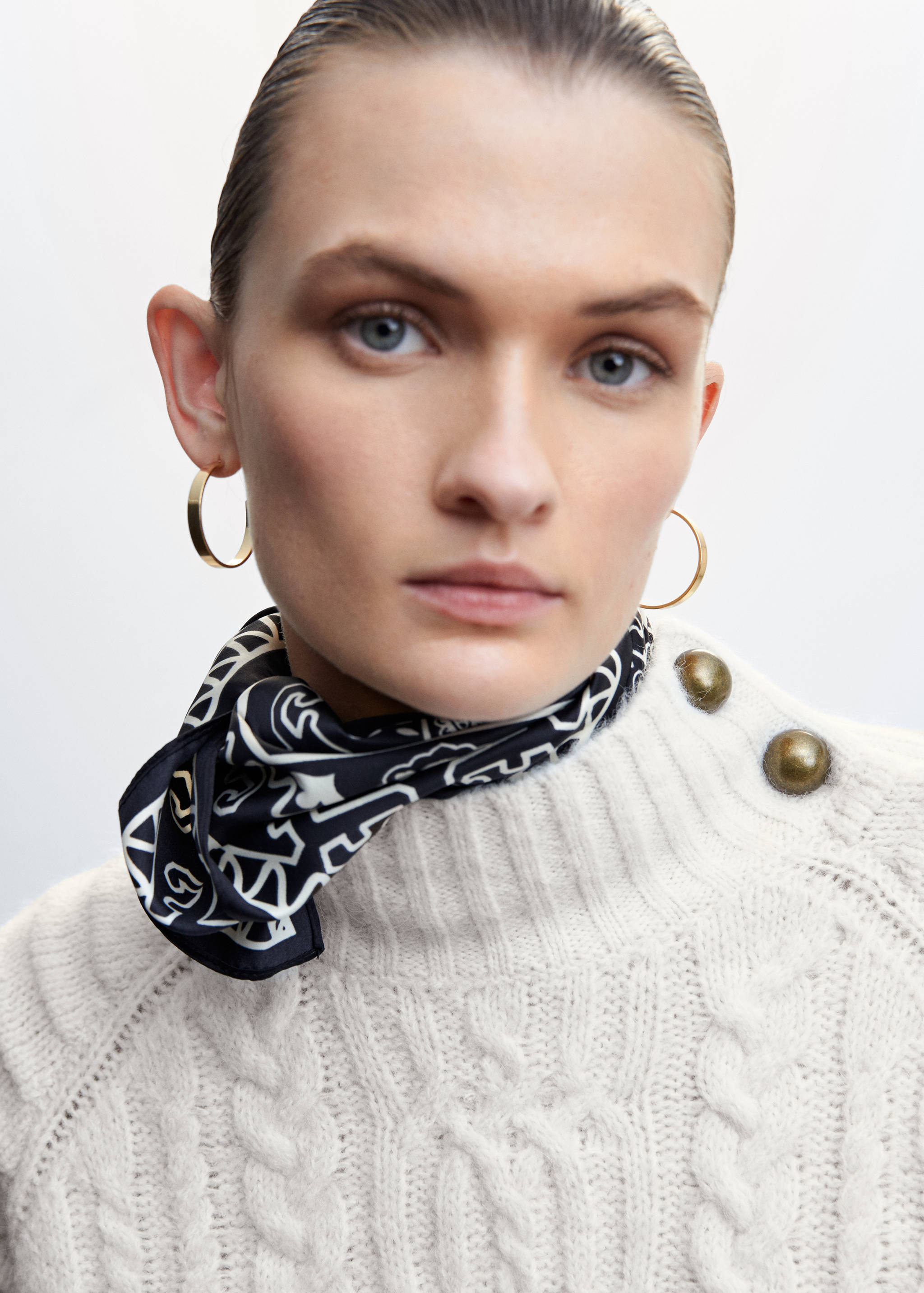 Geknöpfter Strickpullover mit Zopfmuster - Detail des Artikels 1