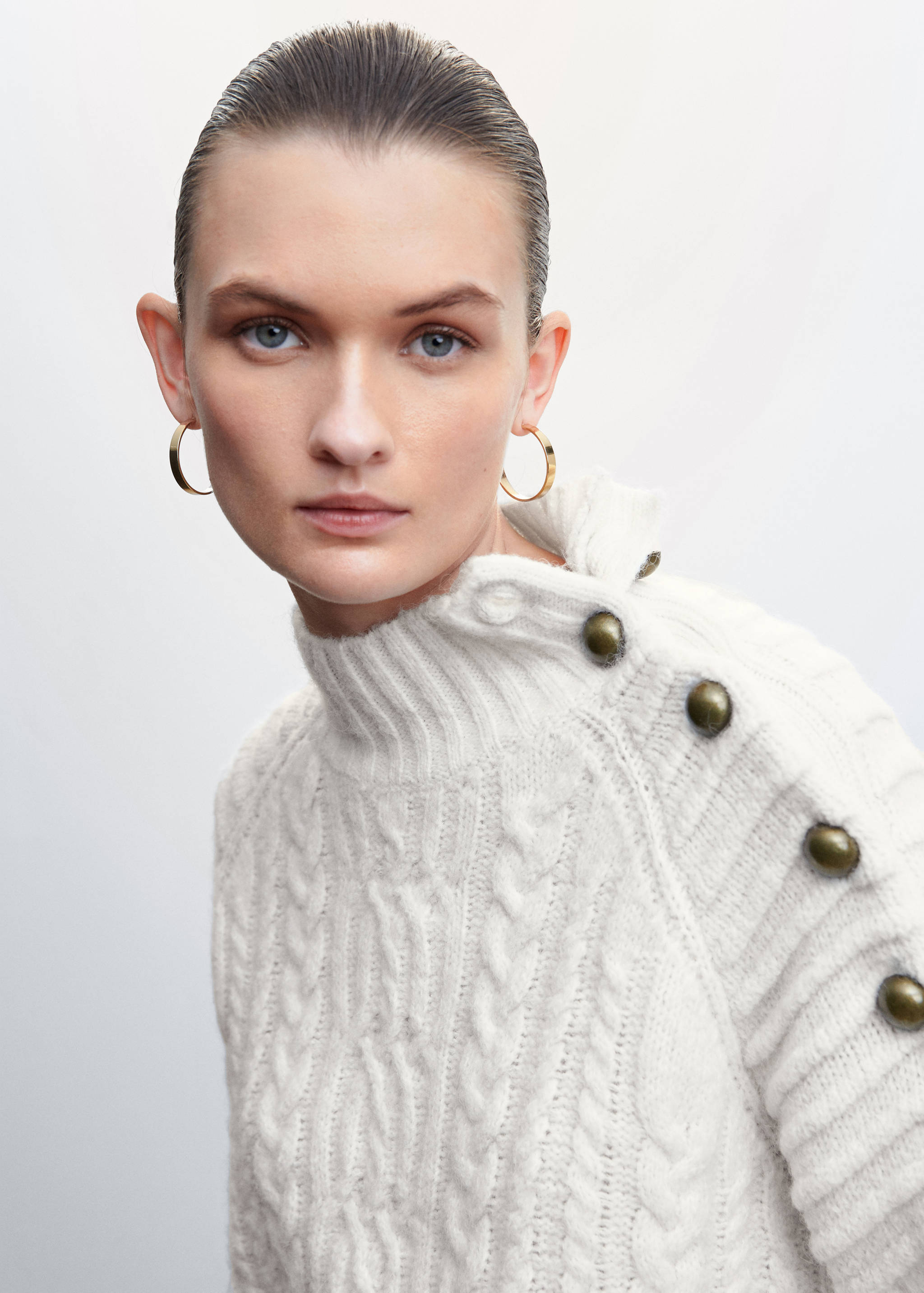 Geknöpfter Strickpullover mit Zopfmuster - Detail des Artikels 2