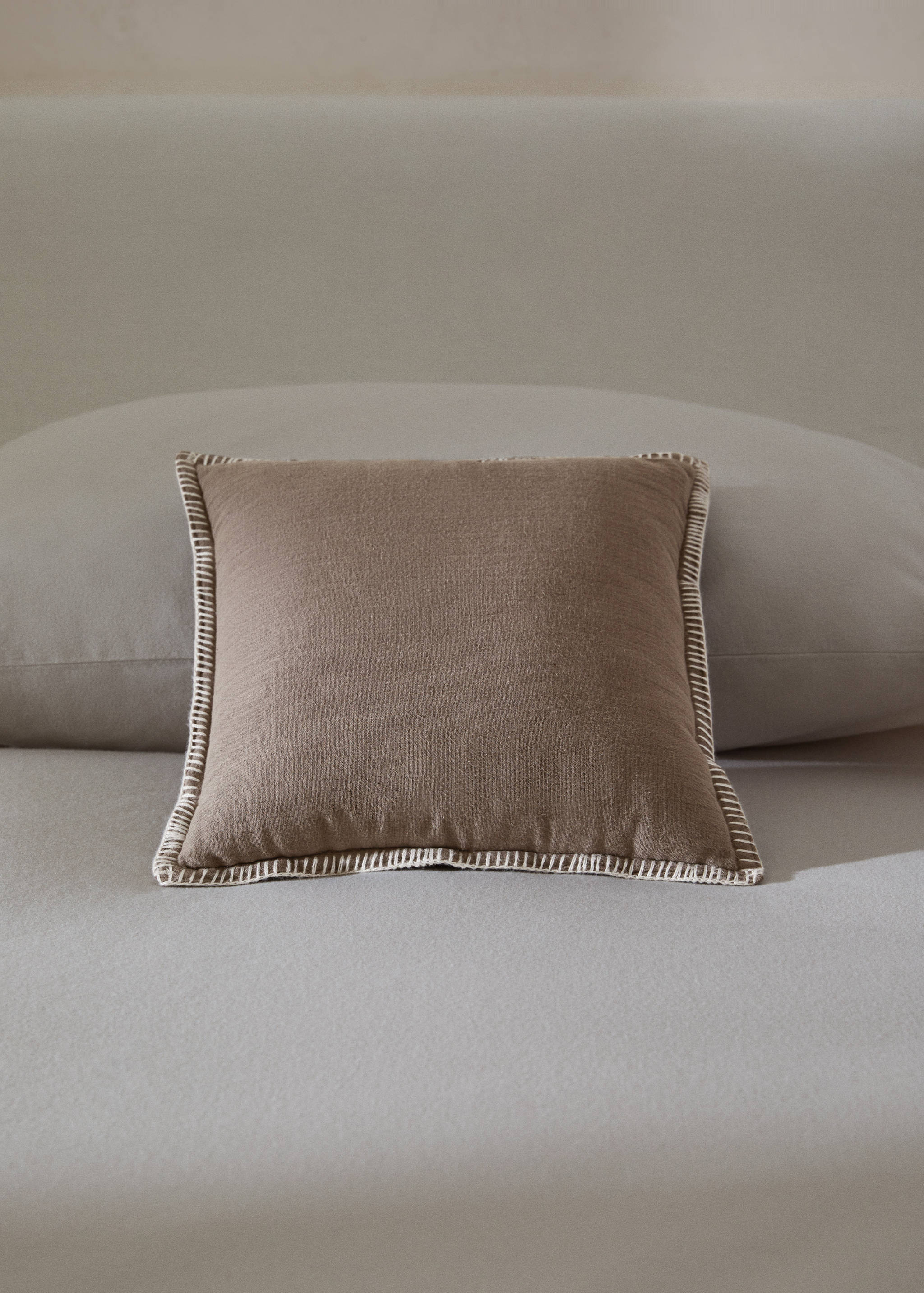 Contrast stitch cushion 30x30cm - General plane