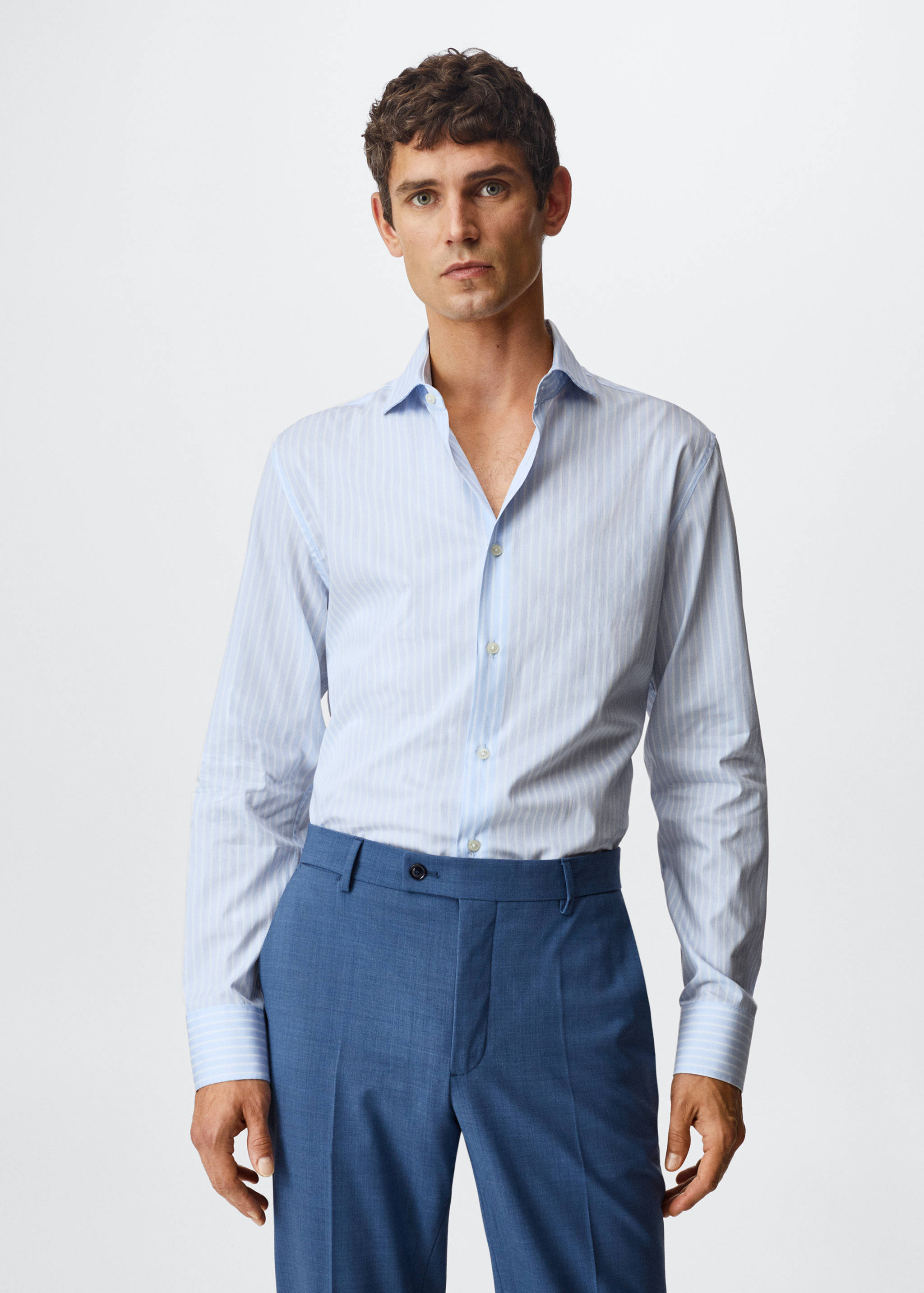 Slim Fit-Anzugshemd mit feinem Nadelstreifenmuster - Mittlere Ansicht