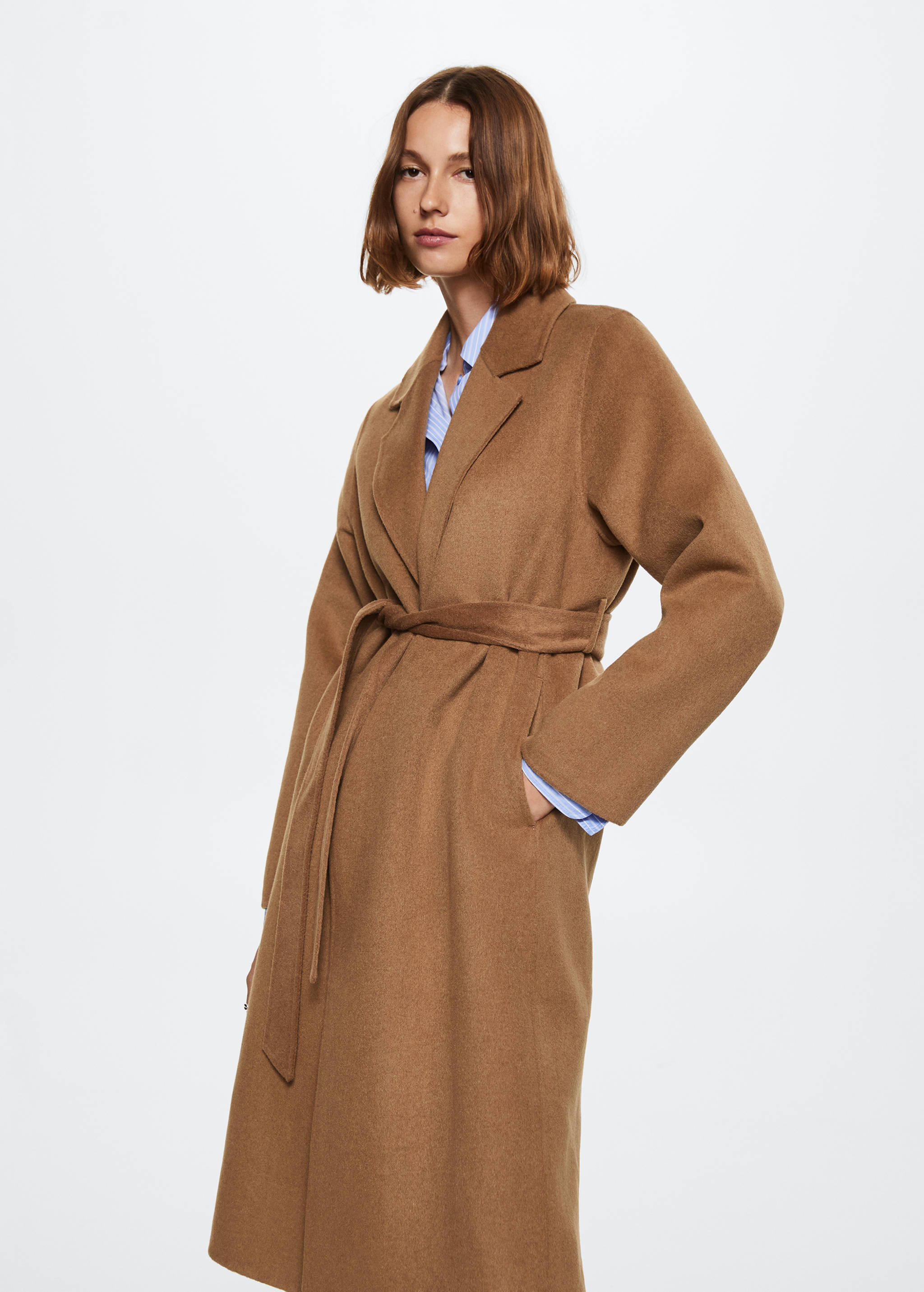Manteau fait main avec ceinture - Plan moyen