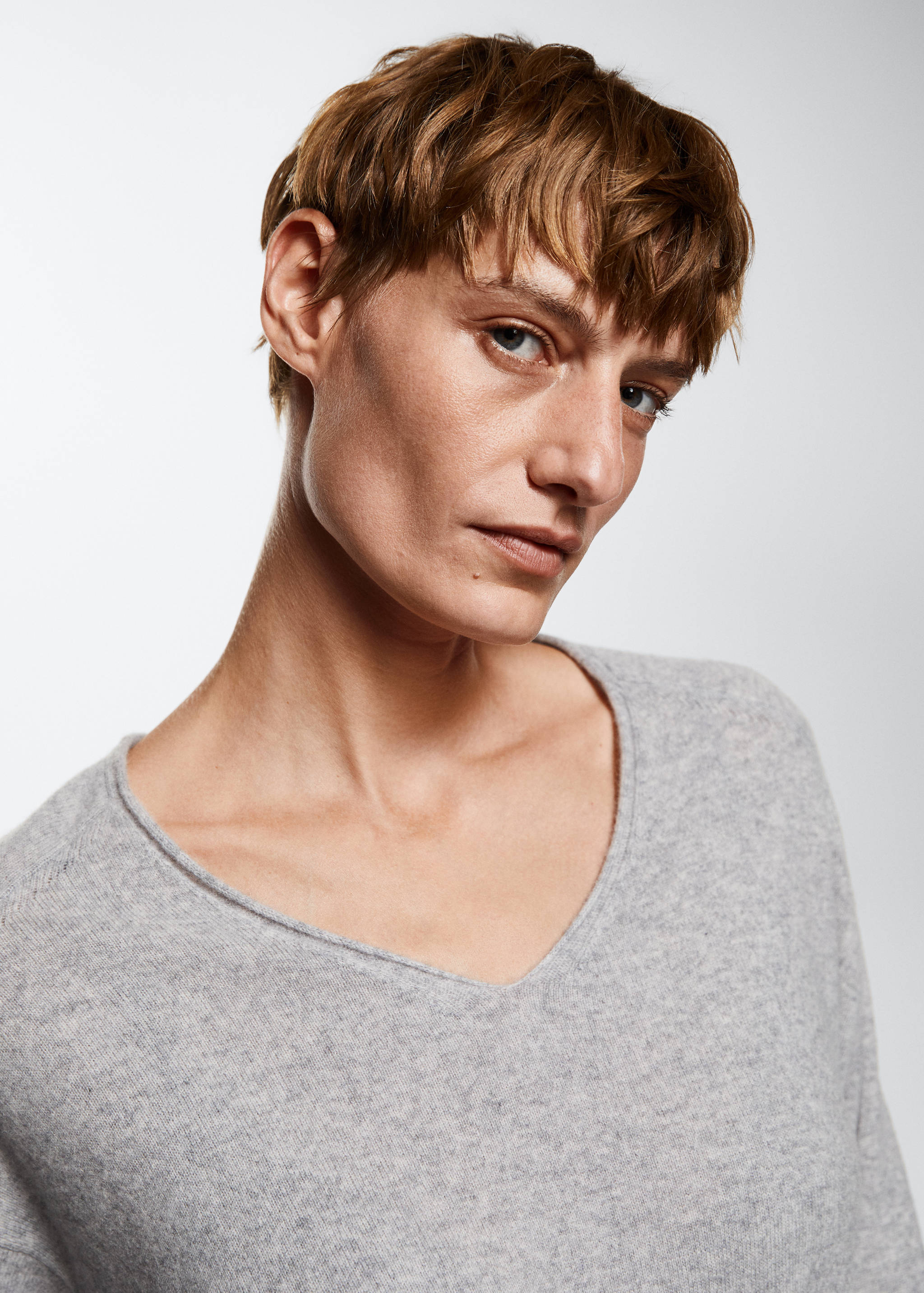 V-neck 100% cashmere sweater - Details of the article 1