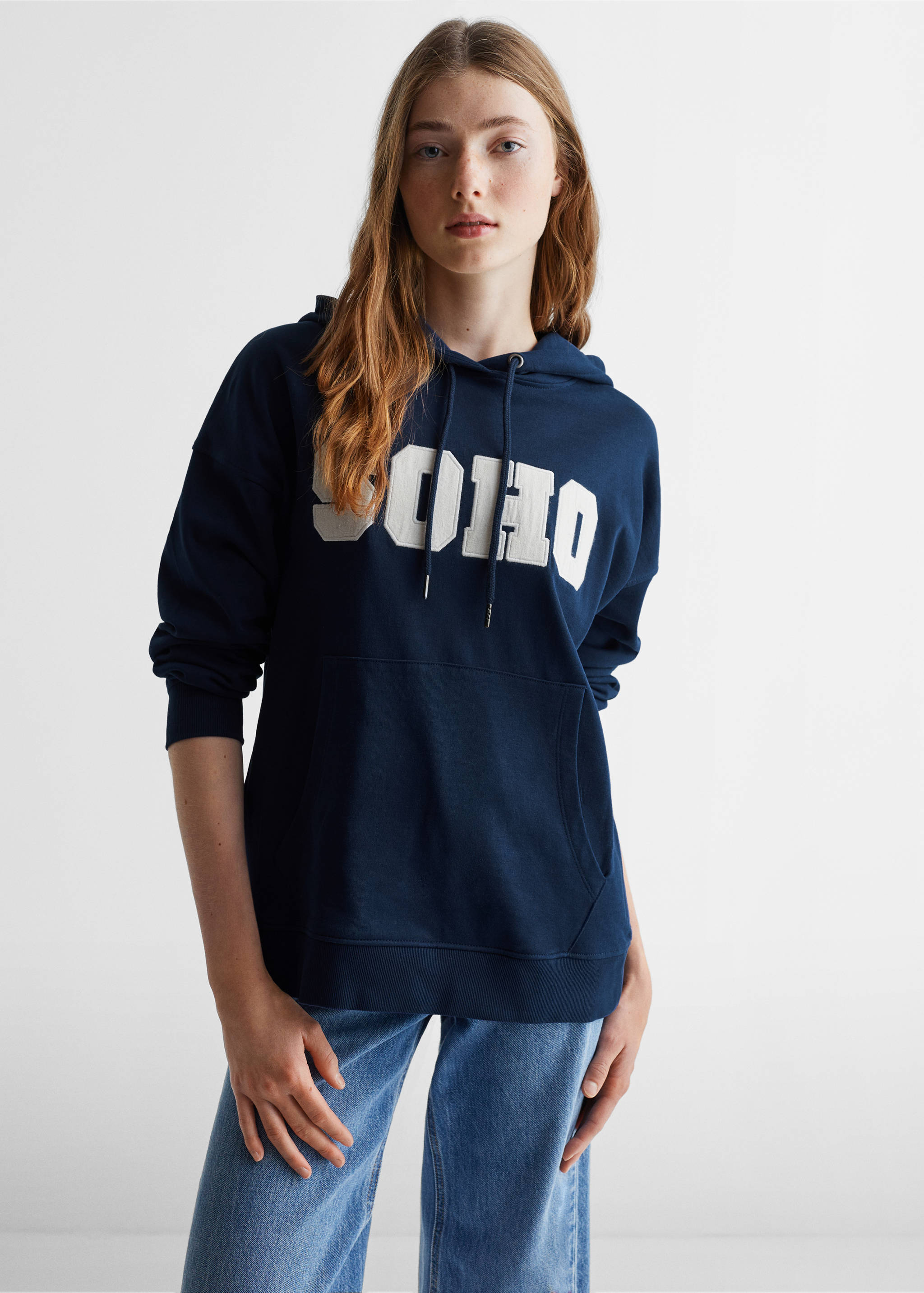 Sudadera mensaje textura - Plano medio