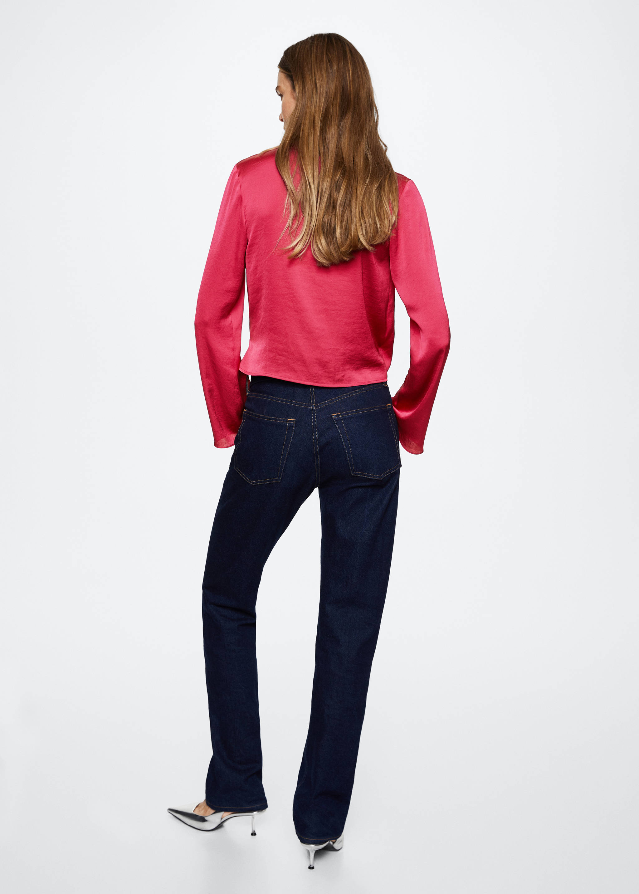 Satinierte Bluse mit gekreuztem Kragen - Rückseite des Artikels