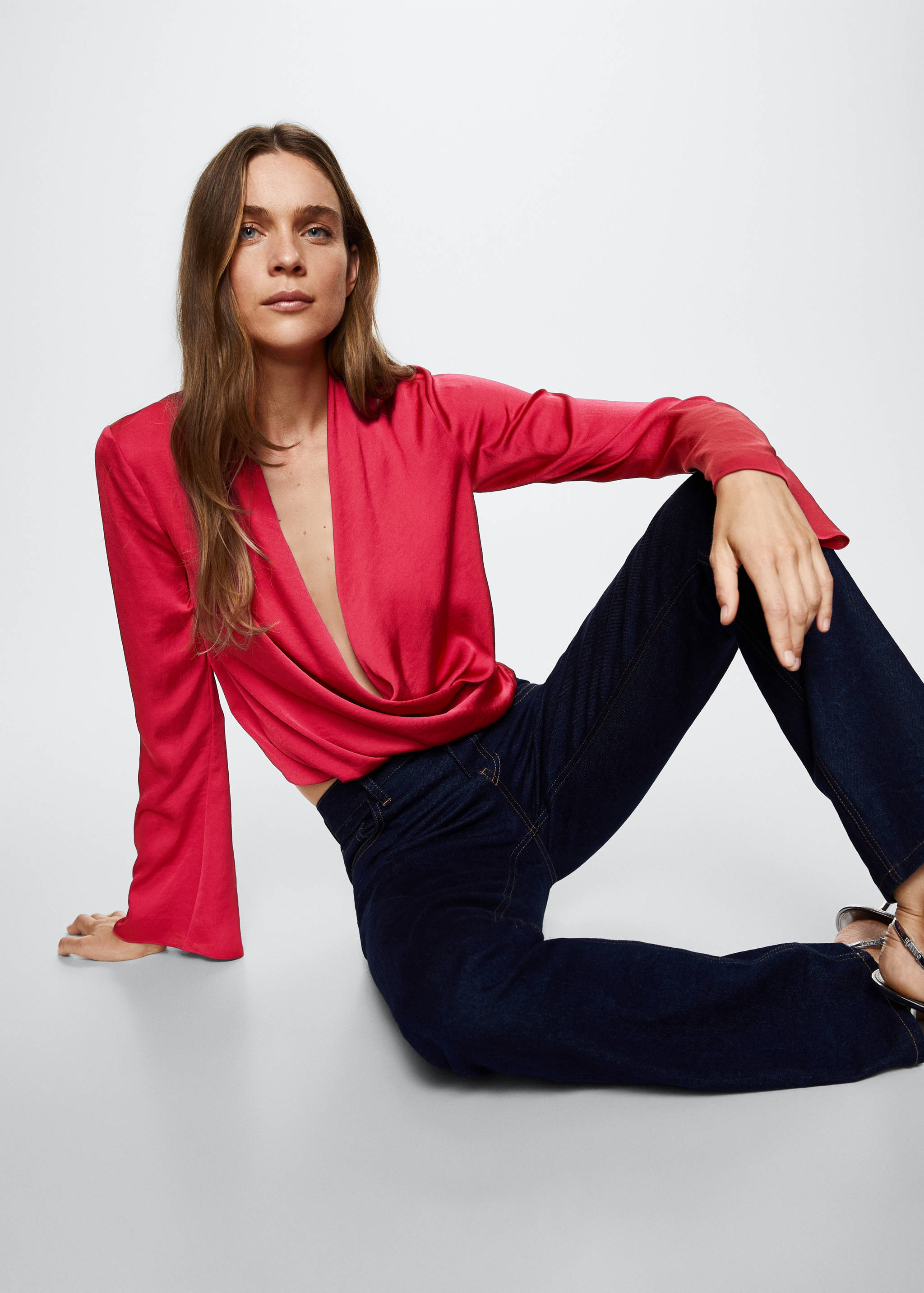 Satinierte Bluse mit gekreuztem Kragen - Detail des Artikels 2