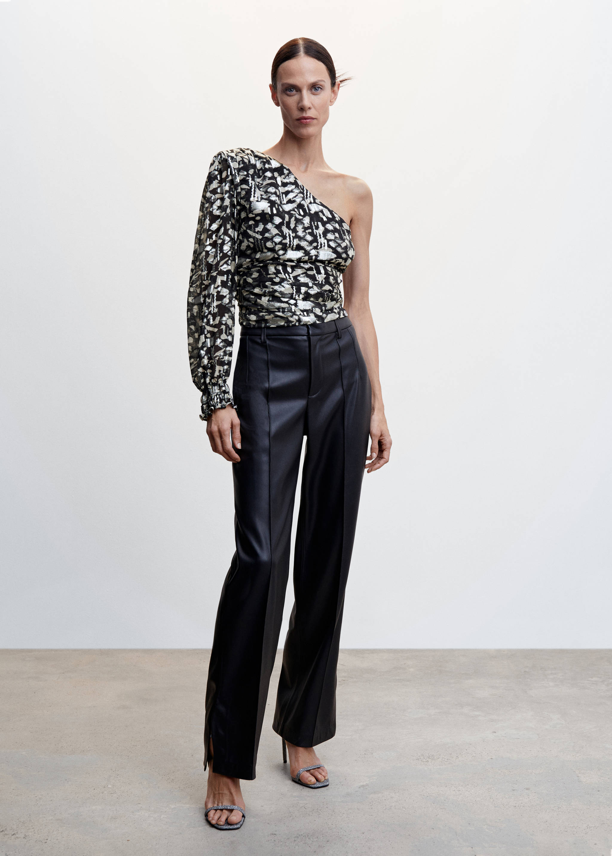 Asymmetrische Bluse mit Glanzdetail - Allgemeine Ansicht