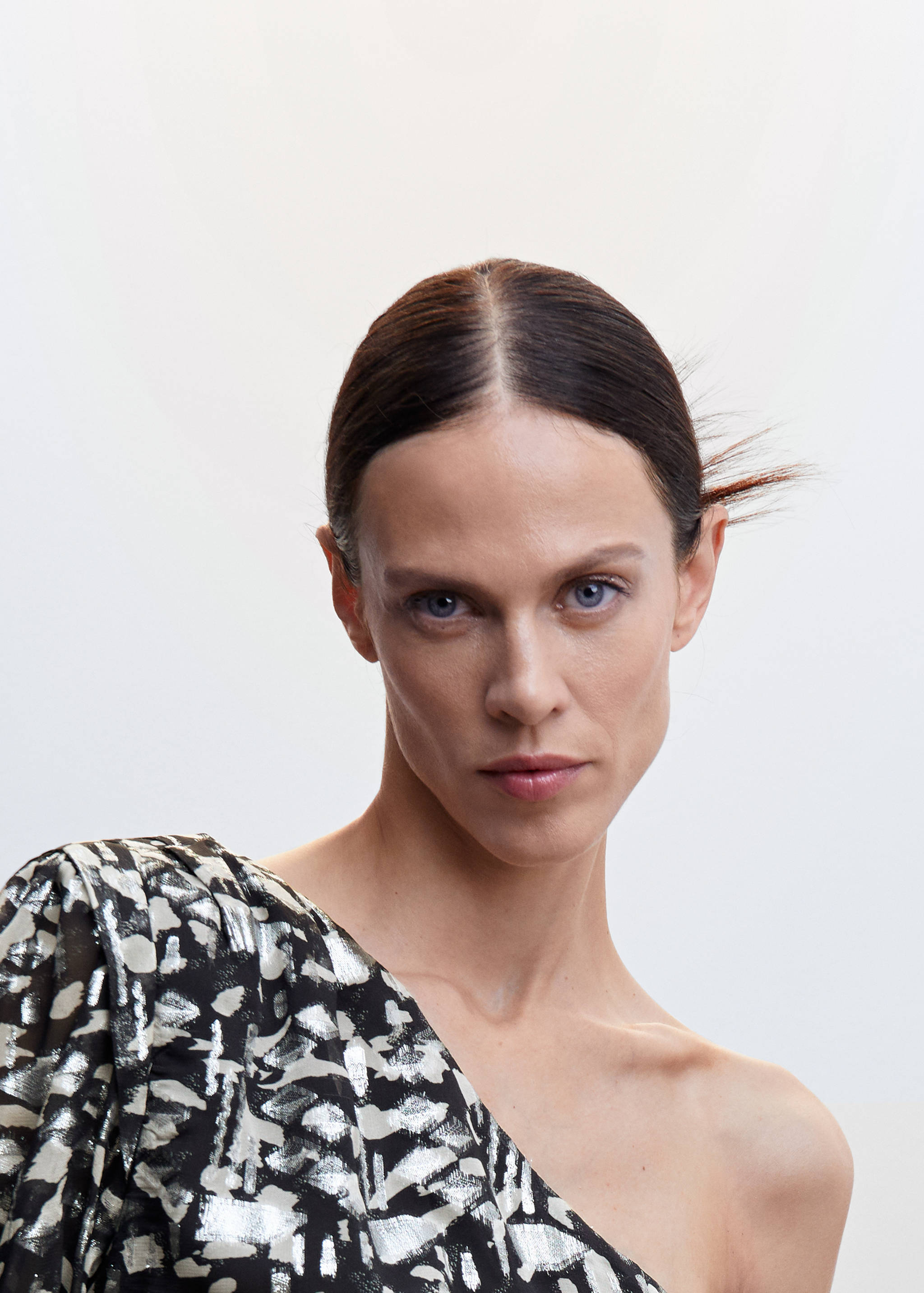 Asymmetrische Bluse mit Glanzdetail - Detail des Artikels 1