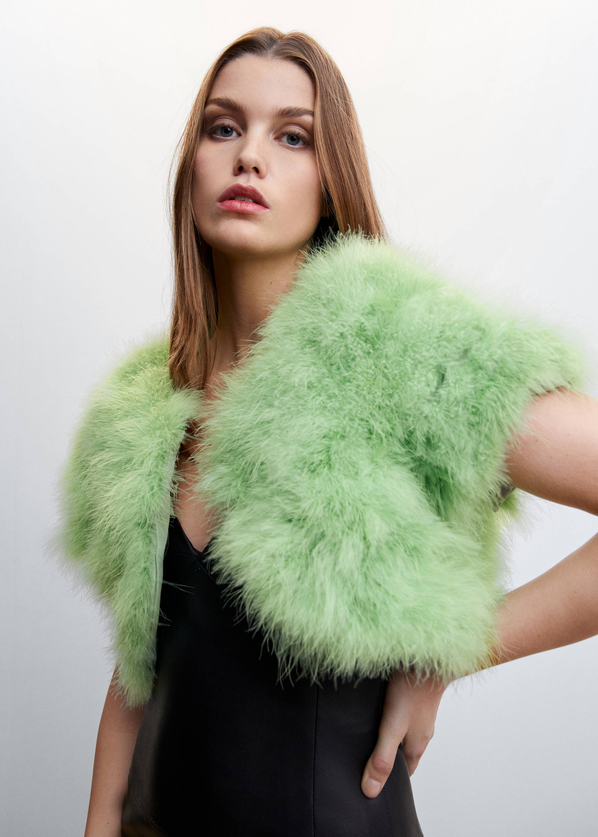 Bolero corto plumas - Plano medio