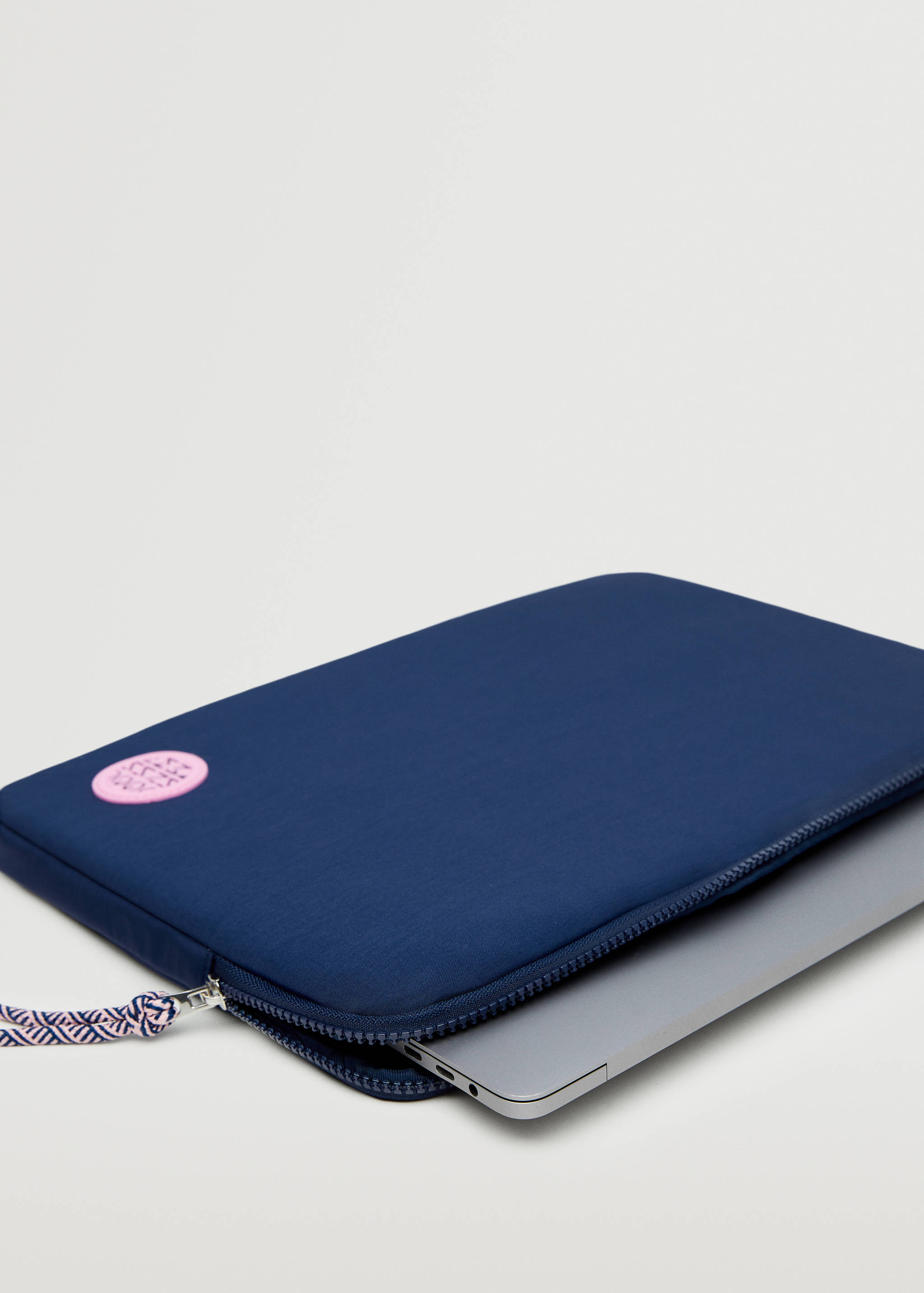 Laptophoes met knoopdetail - Detail van het artikel 3