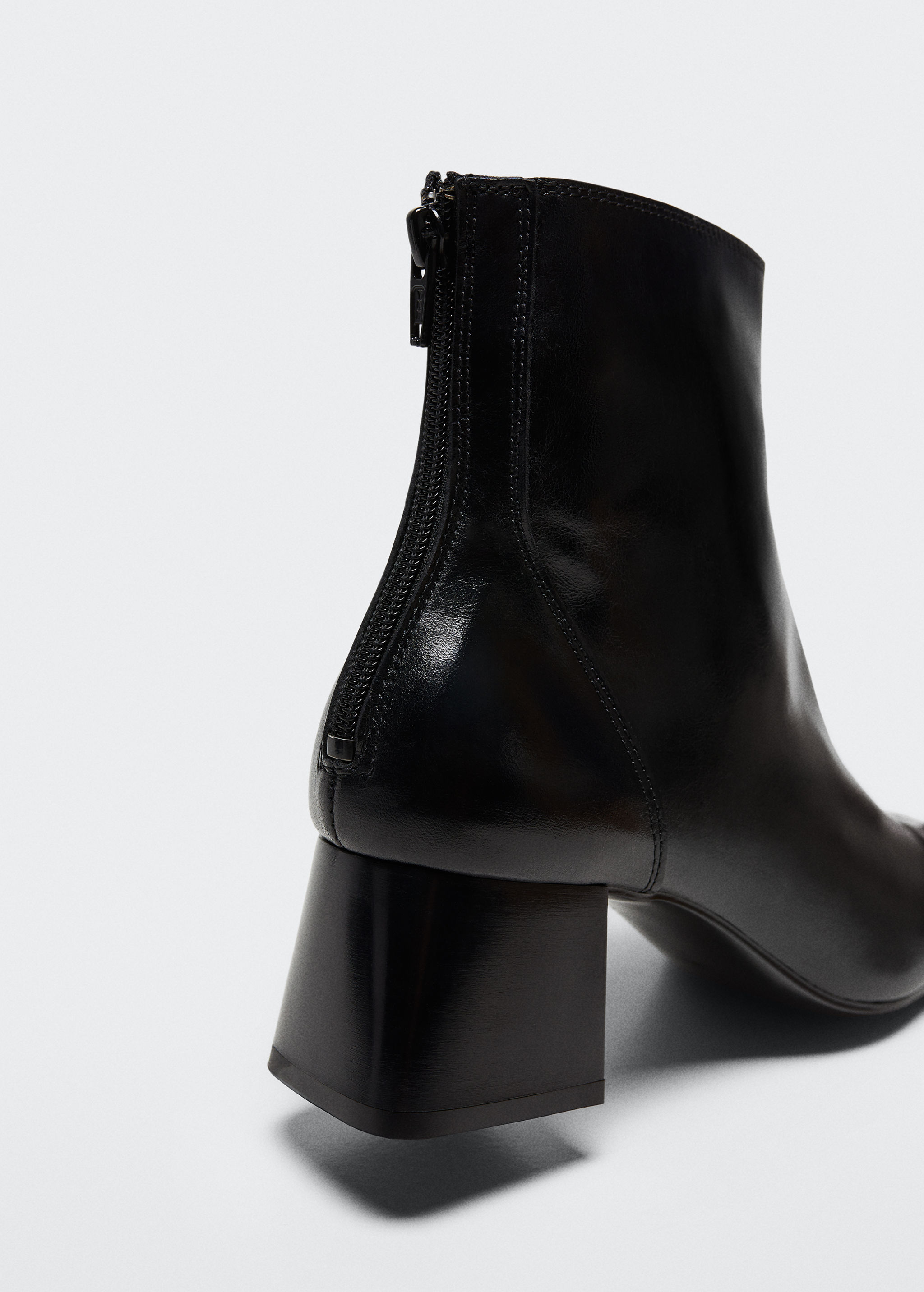 Heeled leather ankle boots - Details of the article 2