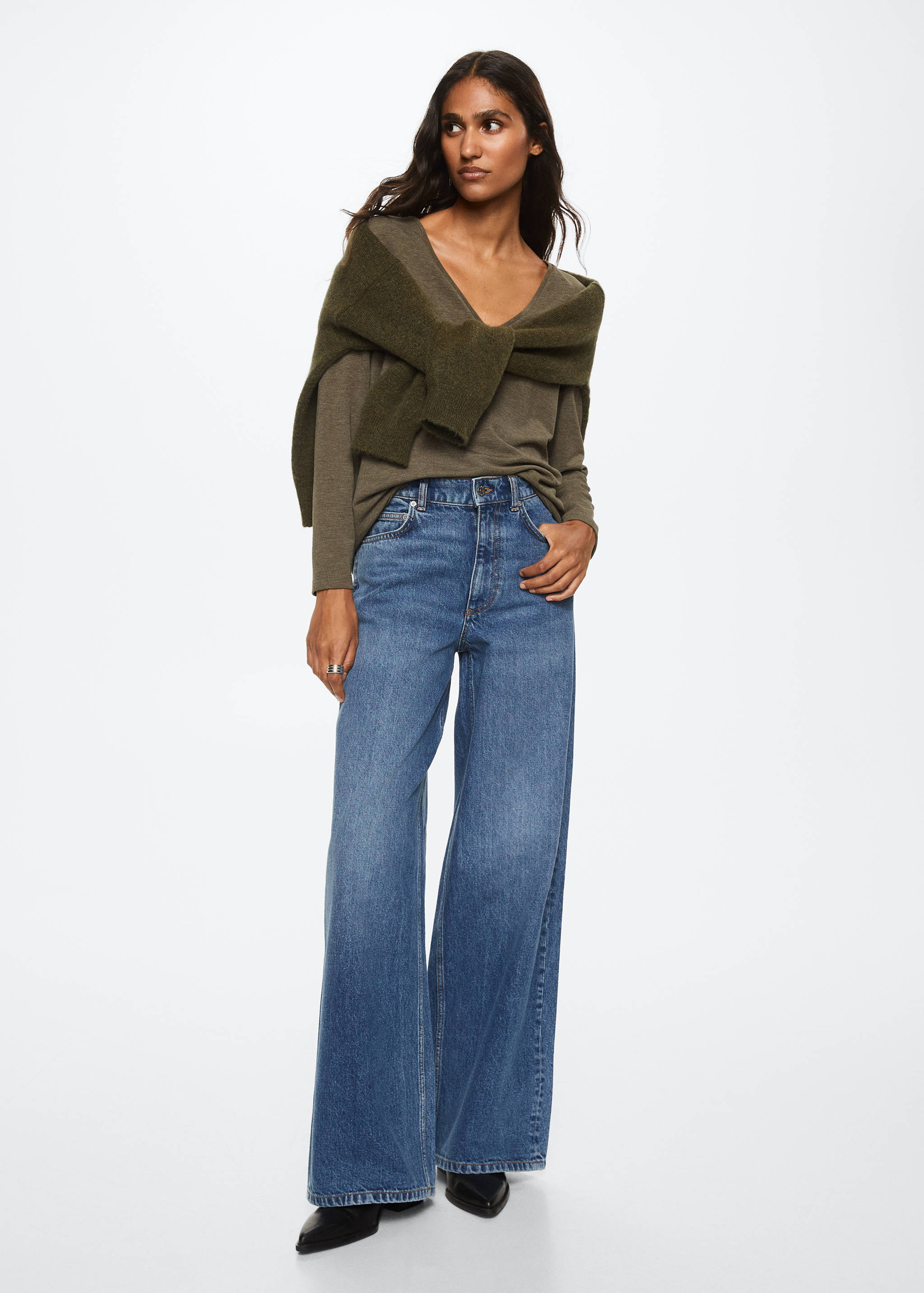 V-neck T-shirt - General plane