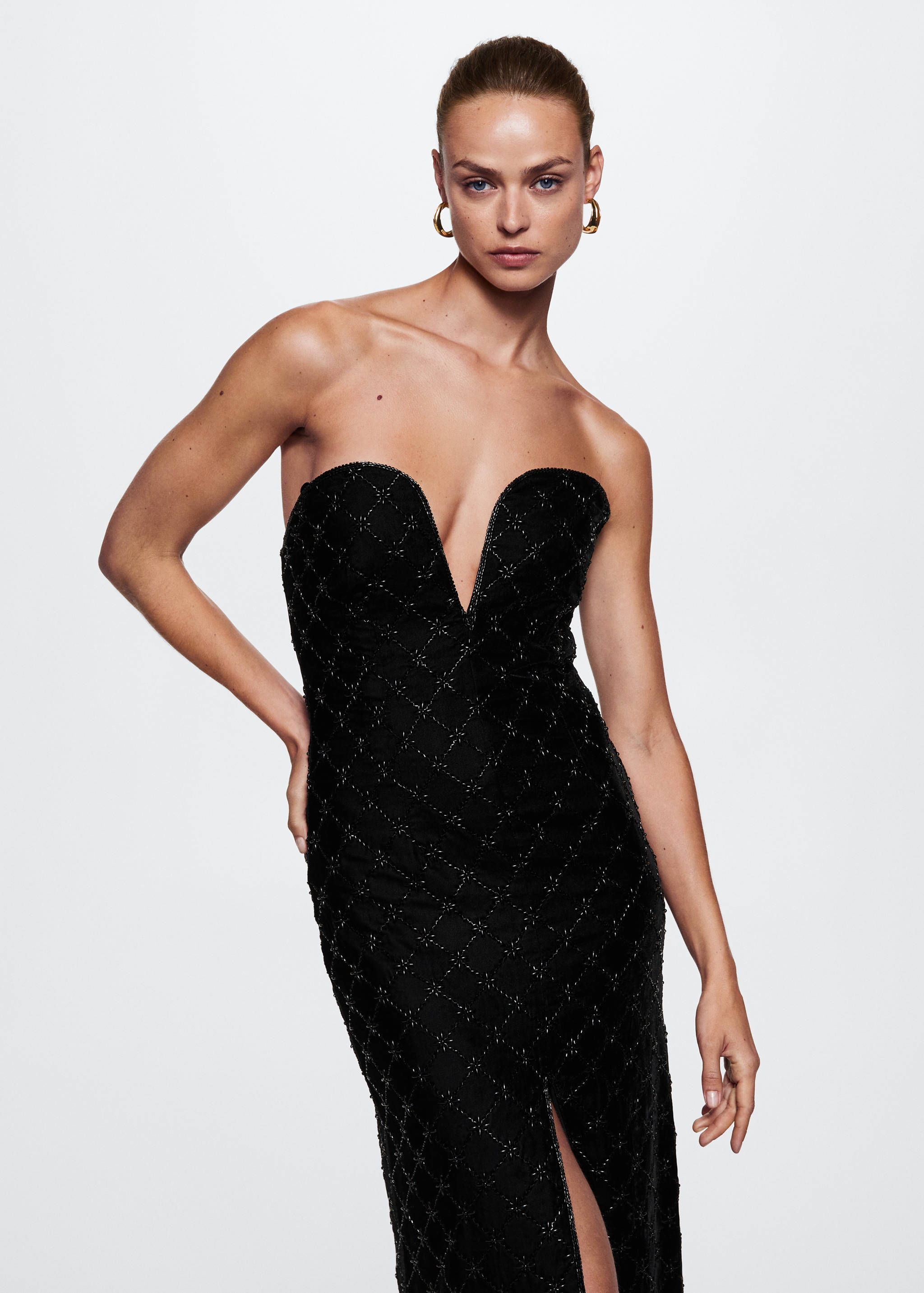 Vestido terciopelo pedrería - Plano medio