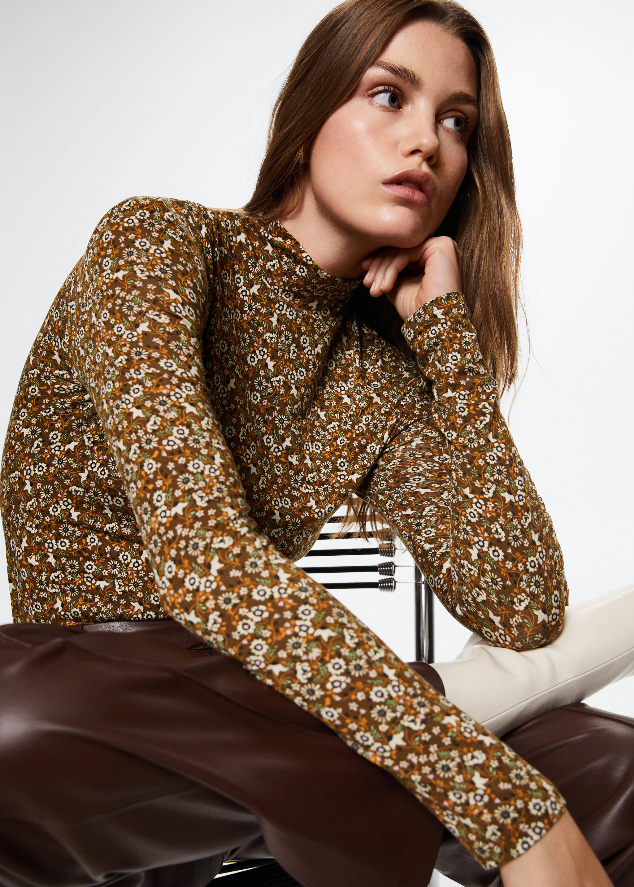 Turtleneck long-sleeved t-shirt - Details of the article 2