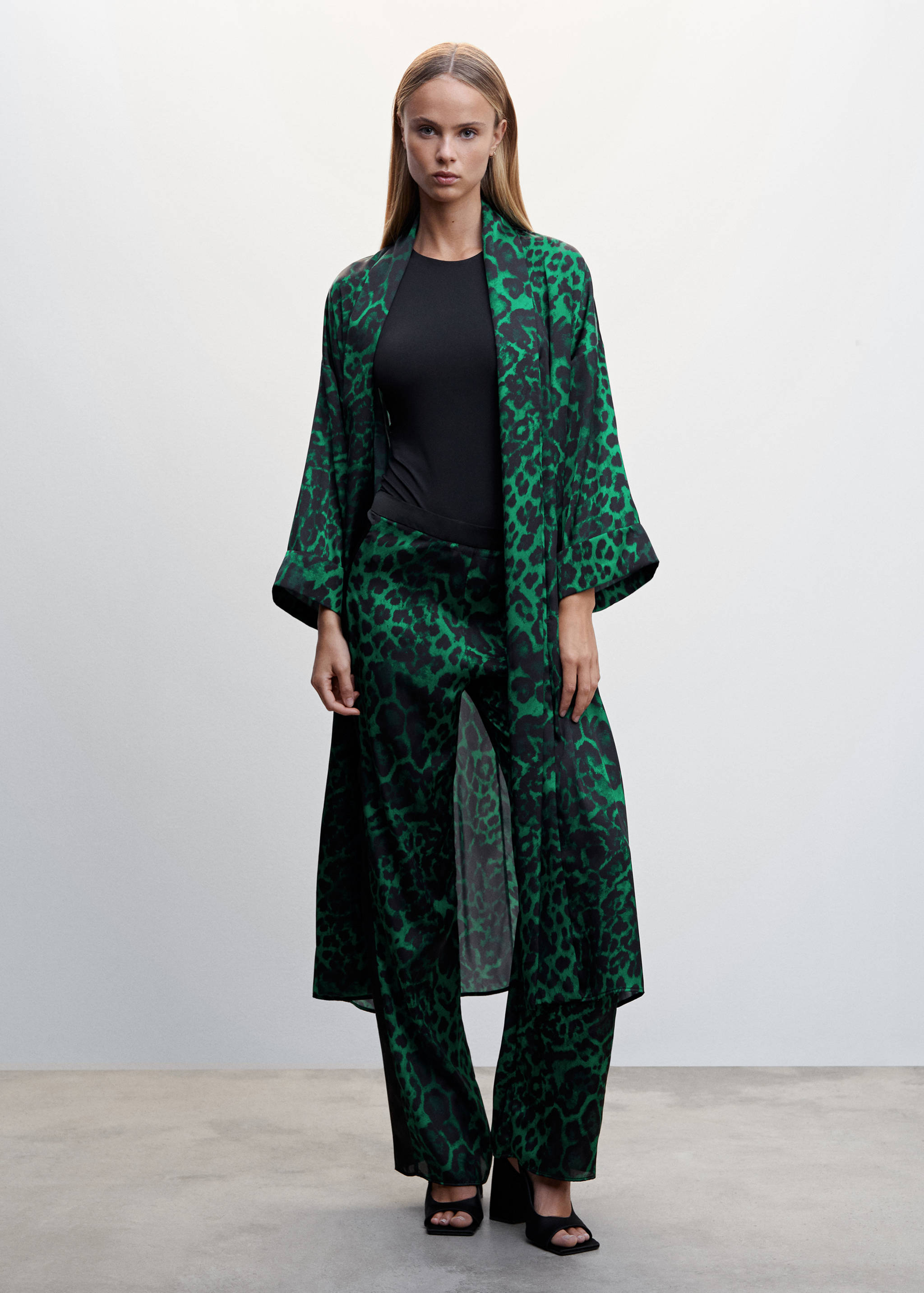 Pantalón fluido leopardo  - Plano general