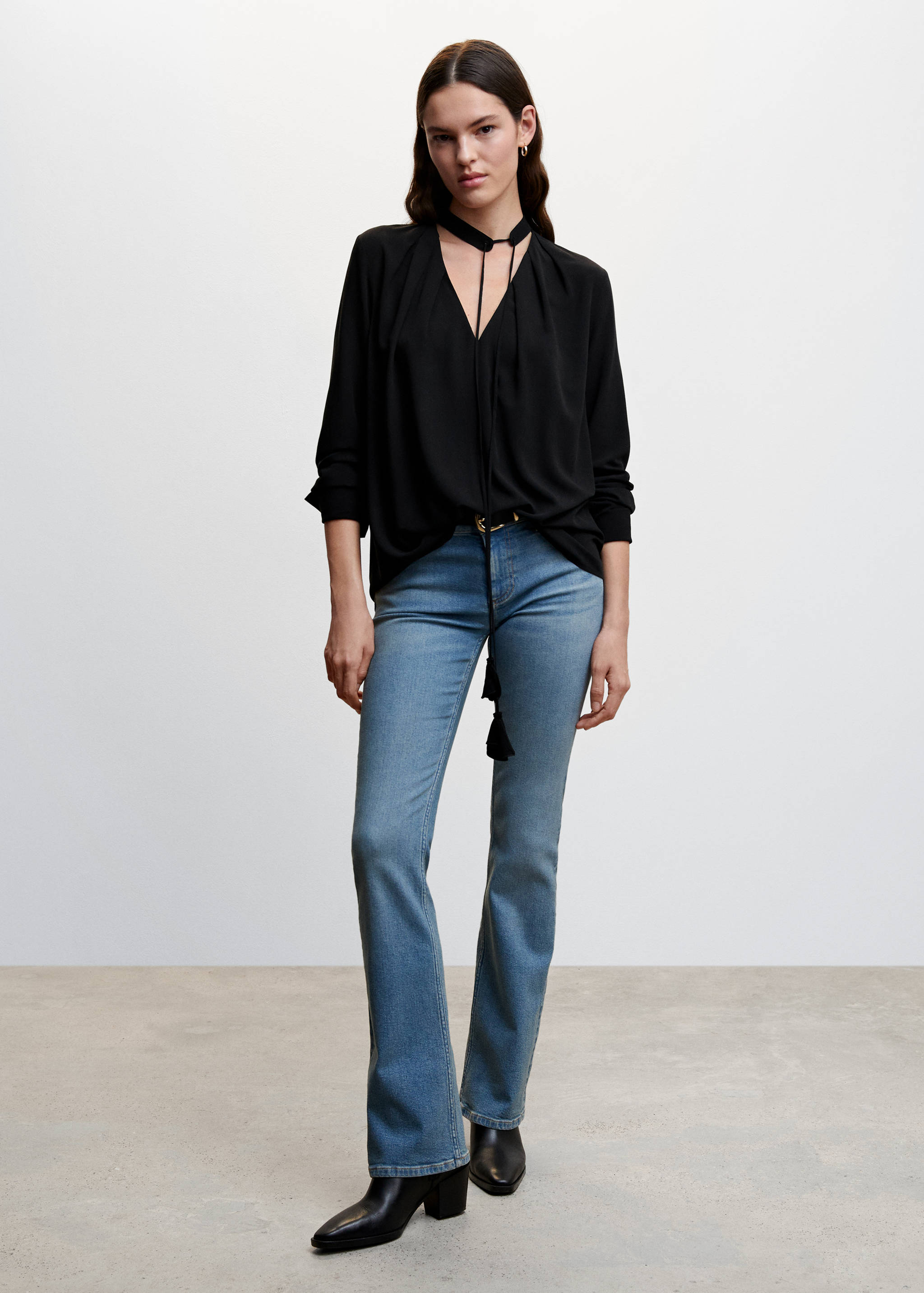 Tie-neck blouse - General plane