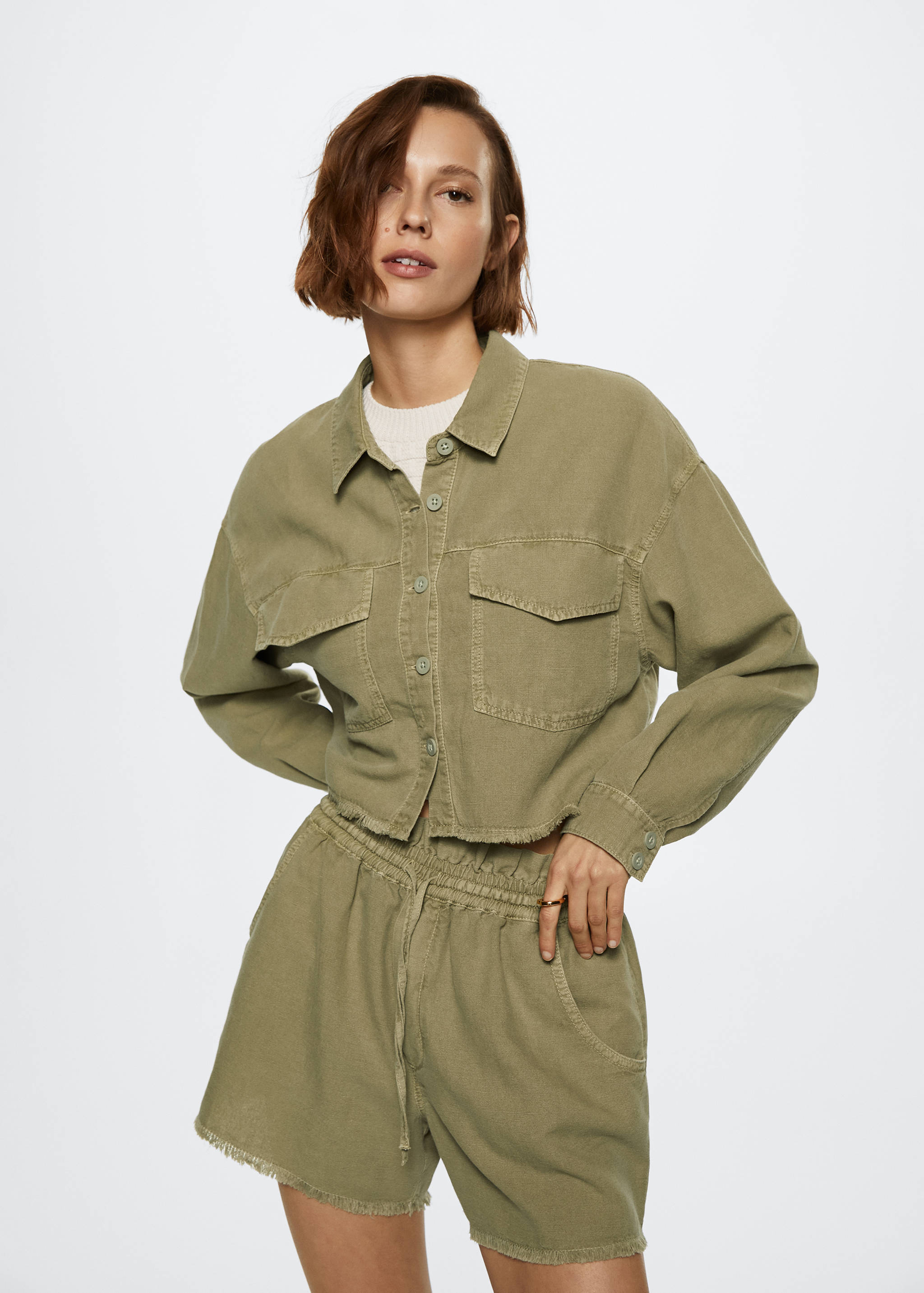 Chaqueta vaquera bolsillos  - Plano medio