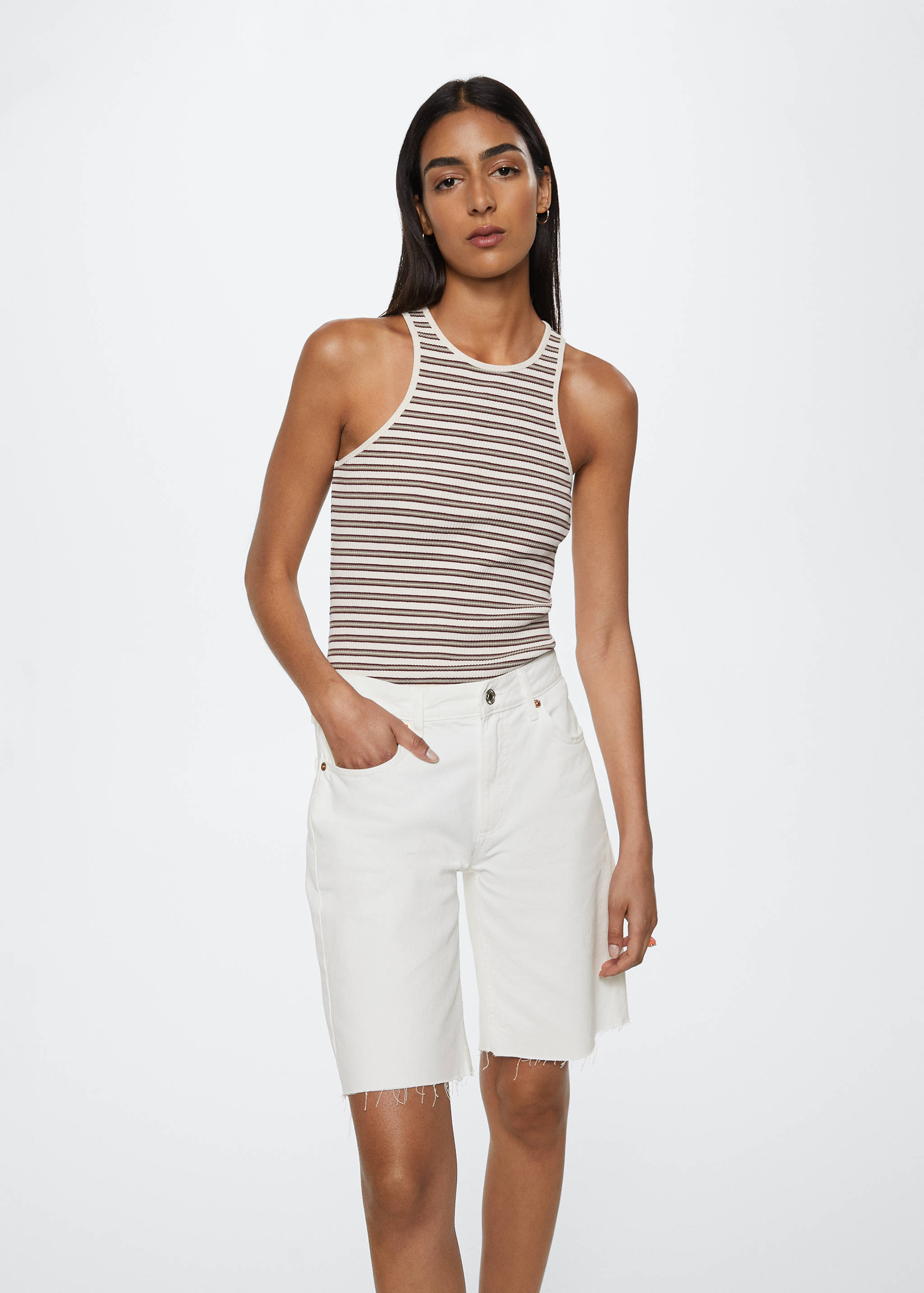 Bermuda jean bas effiloché - Plan moyen