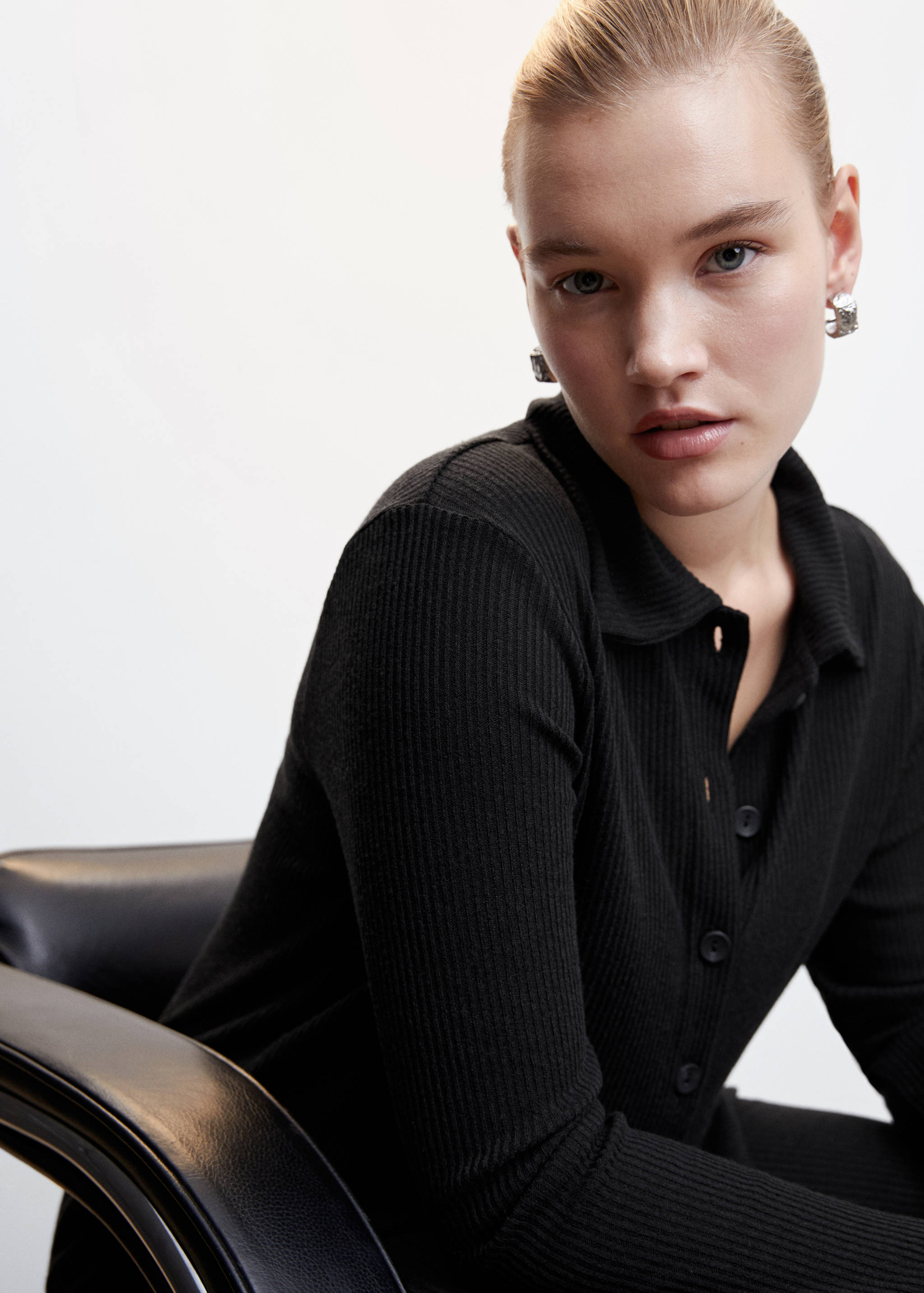 Geknöpftes Hemd mit Rippmuster - Detail des Artikels 4