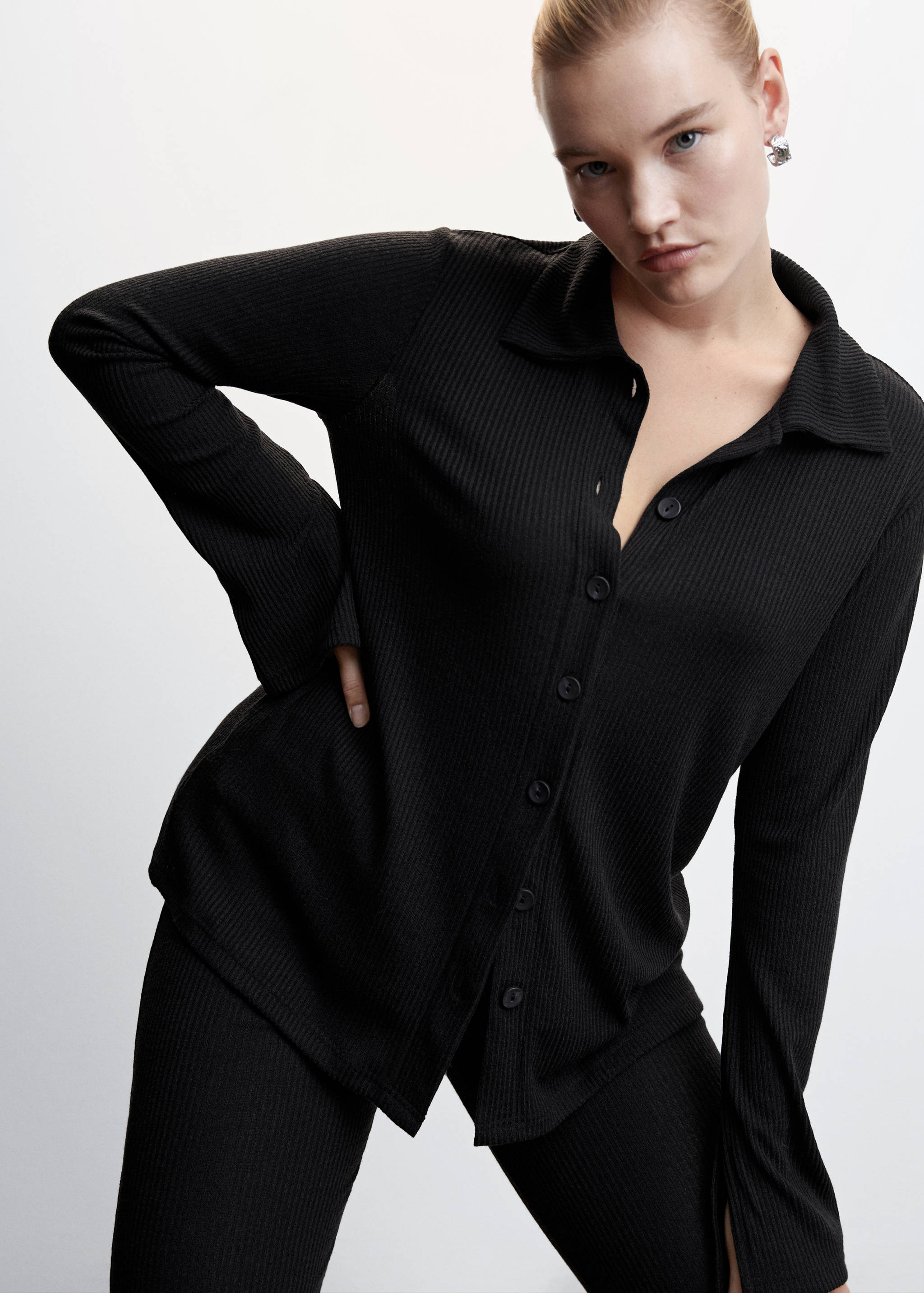 Geknöpftes Hemd mit Rippmuster - Detail des Artikels 5