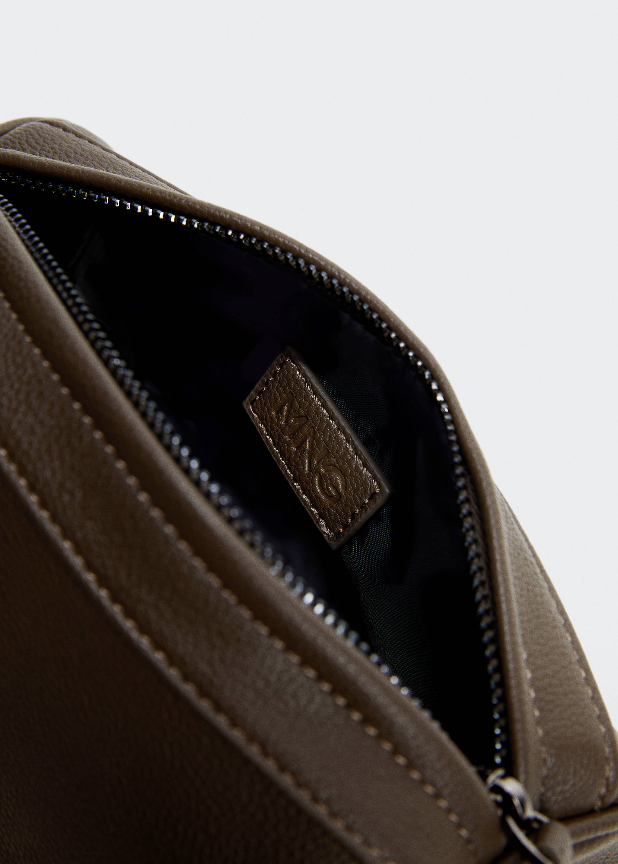 Leather-effect toiletry bag - Details of the article 2