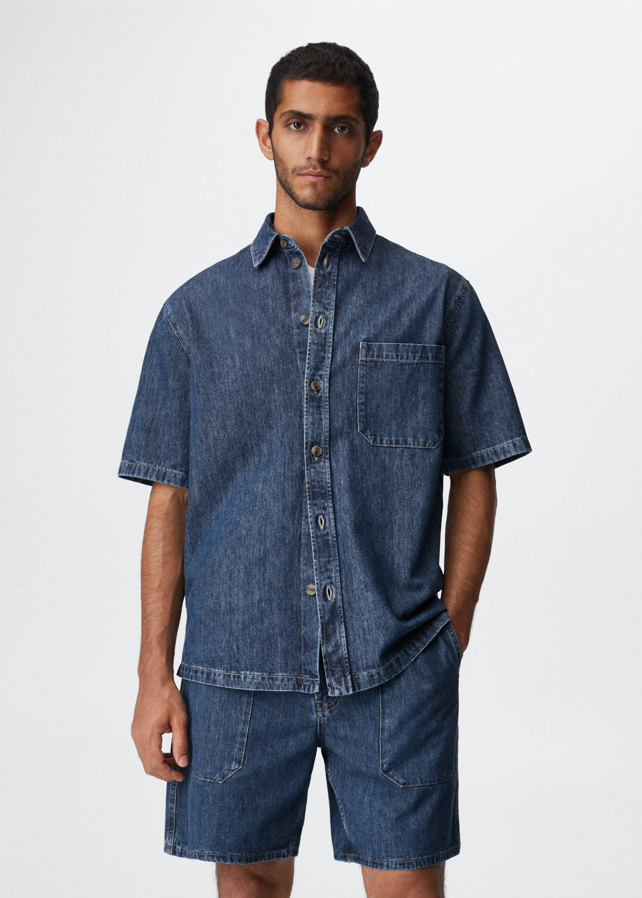 Camisa denim manga corta - Plano medio