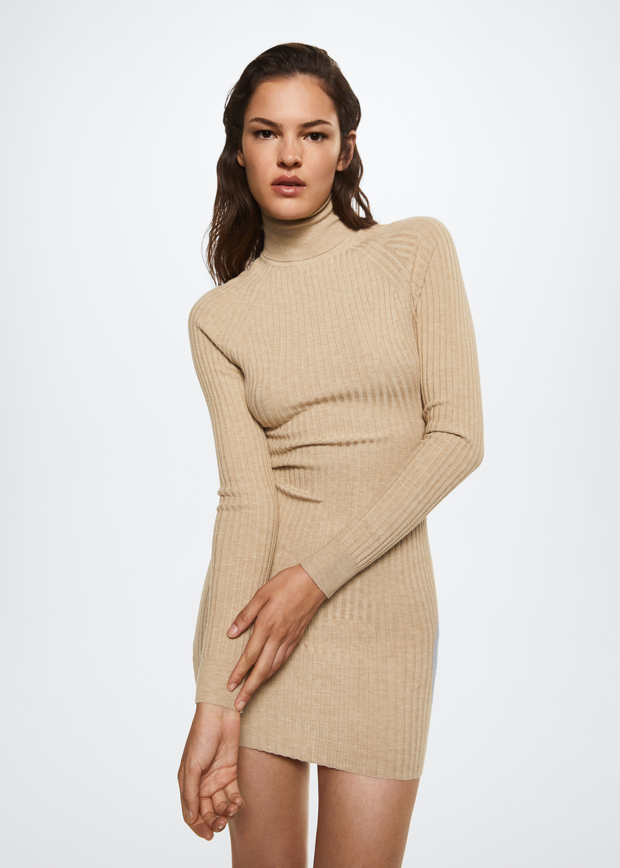 Rochie din tricot reiat - Plan mediu