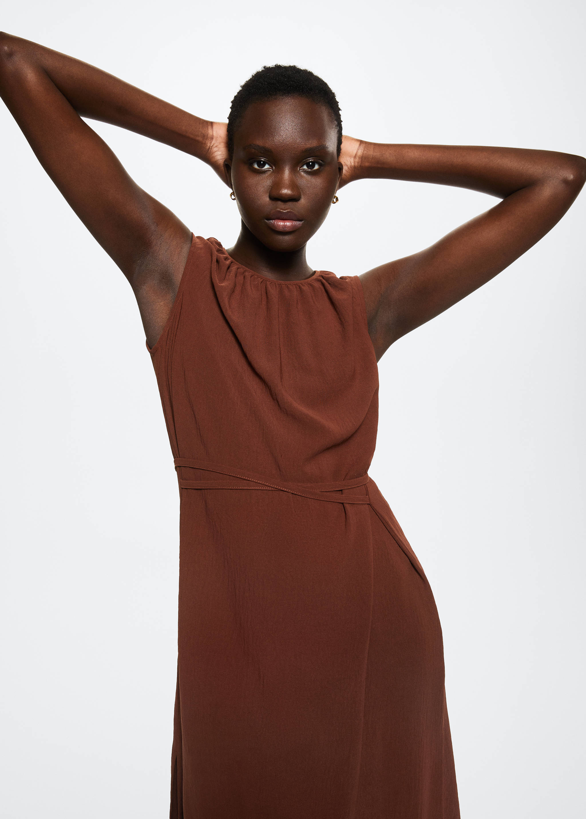 Robe texturée ceinture - Plan moyen