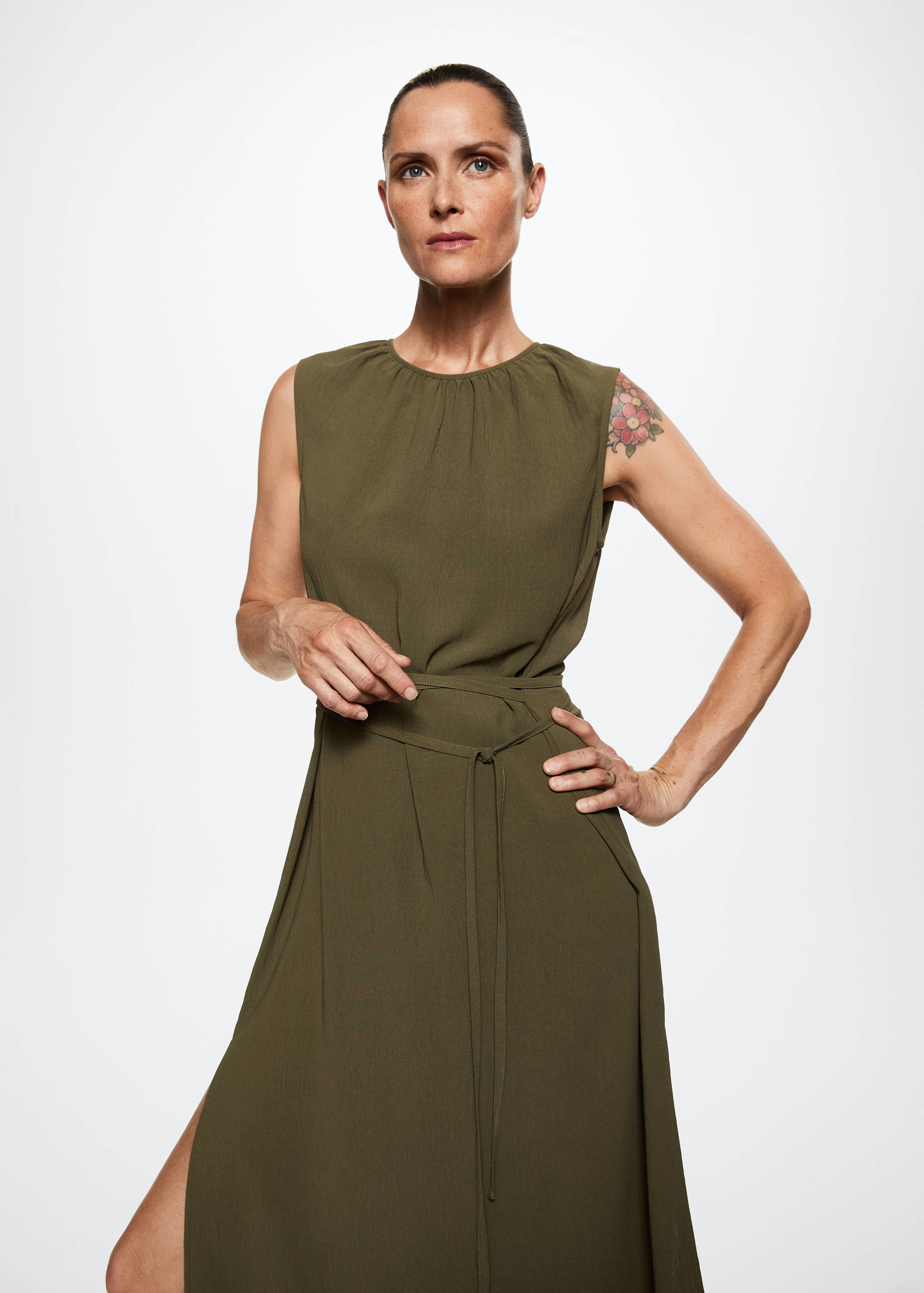 Robe texturée ceinture - Plan moyen