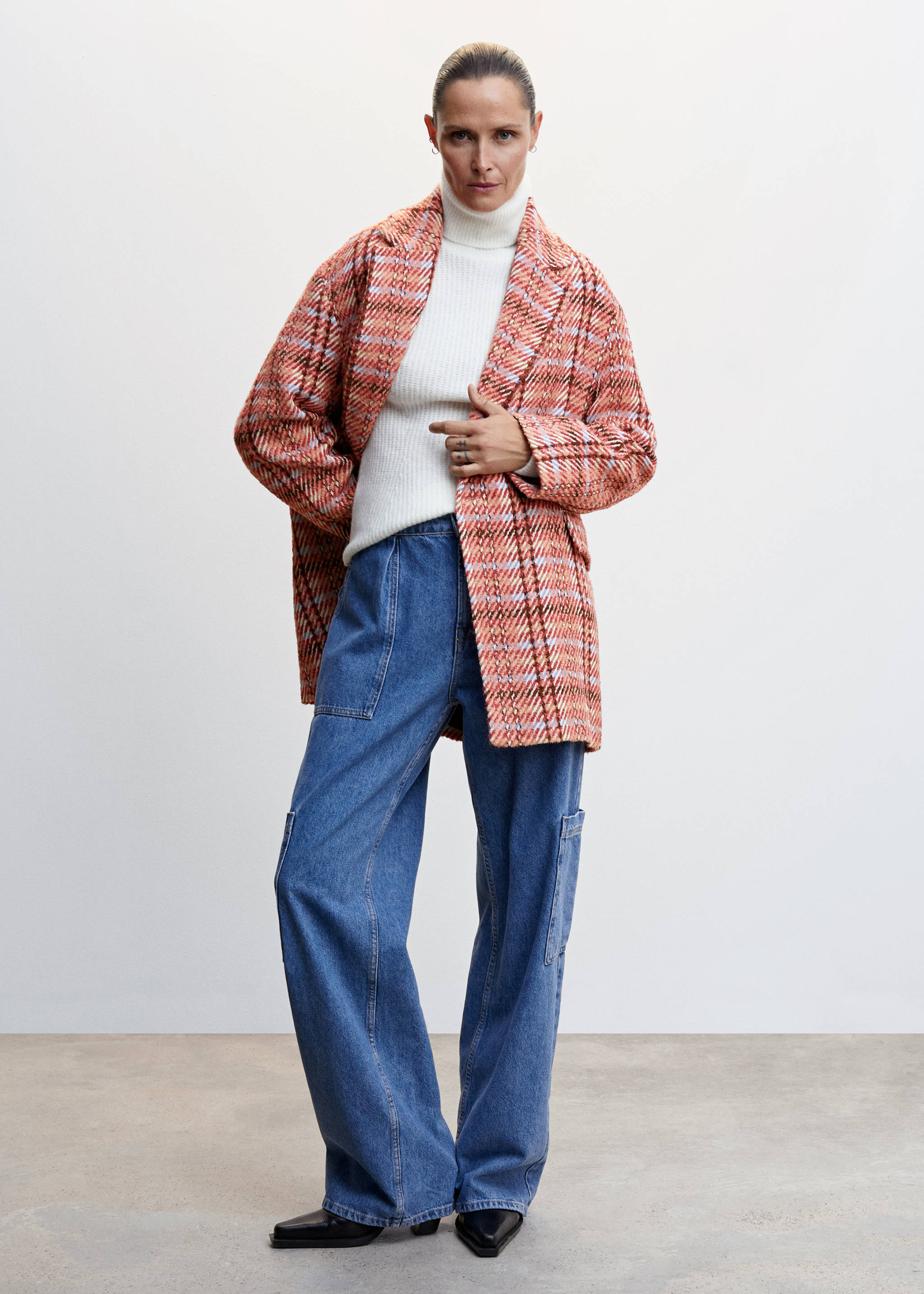 Sobretudo de tweed aos quadrados - Plano geral