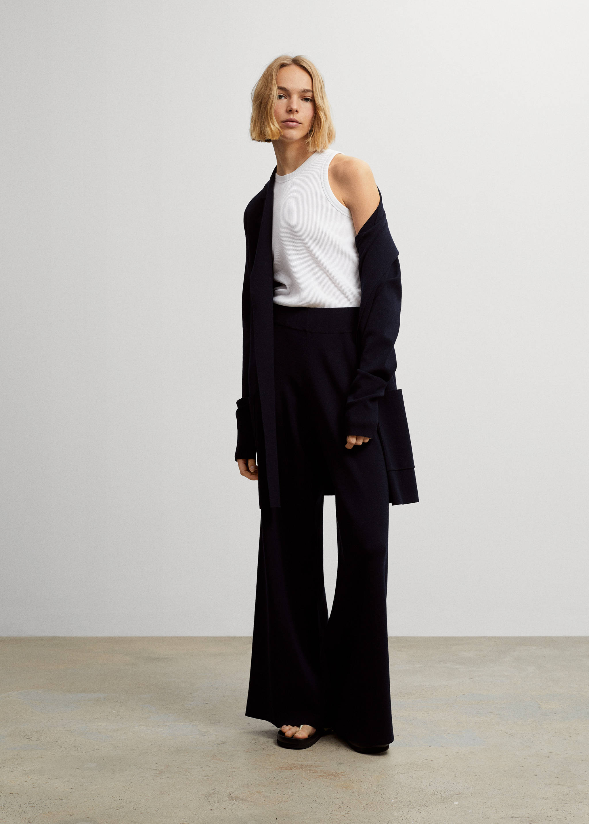 Cardigan lung din tricot compact - Plan general