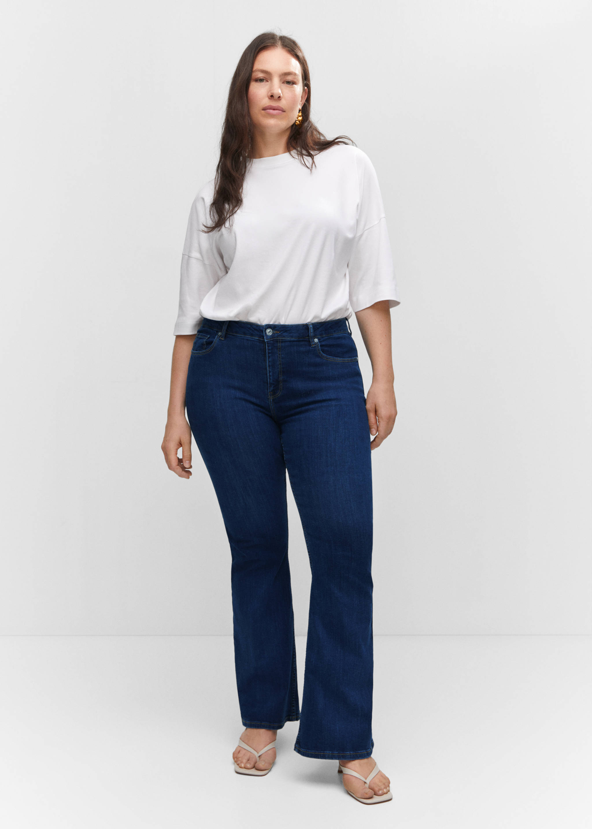 Medium-rise flared jeans - Details of the article 3