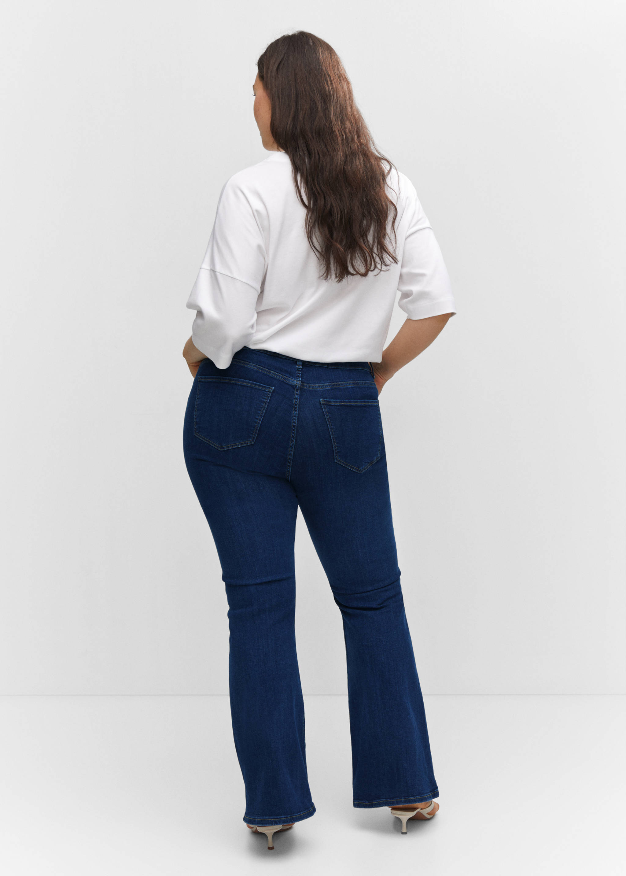 Medium-rise flared jeans - Details of the article 4
