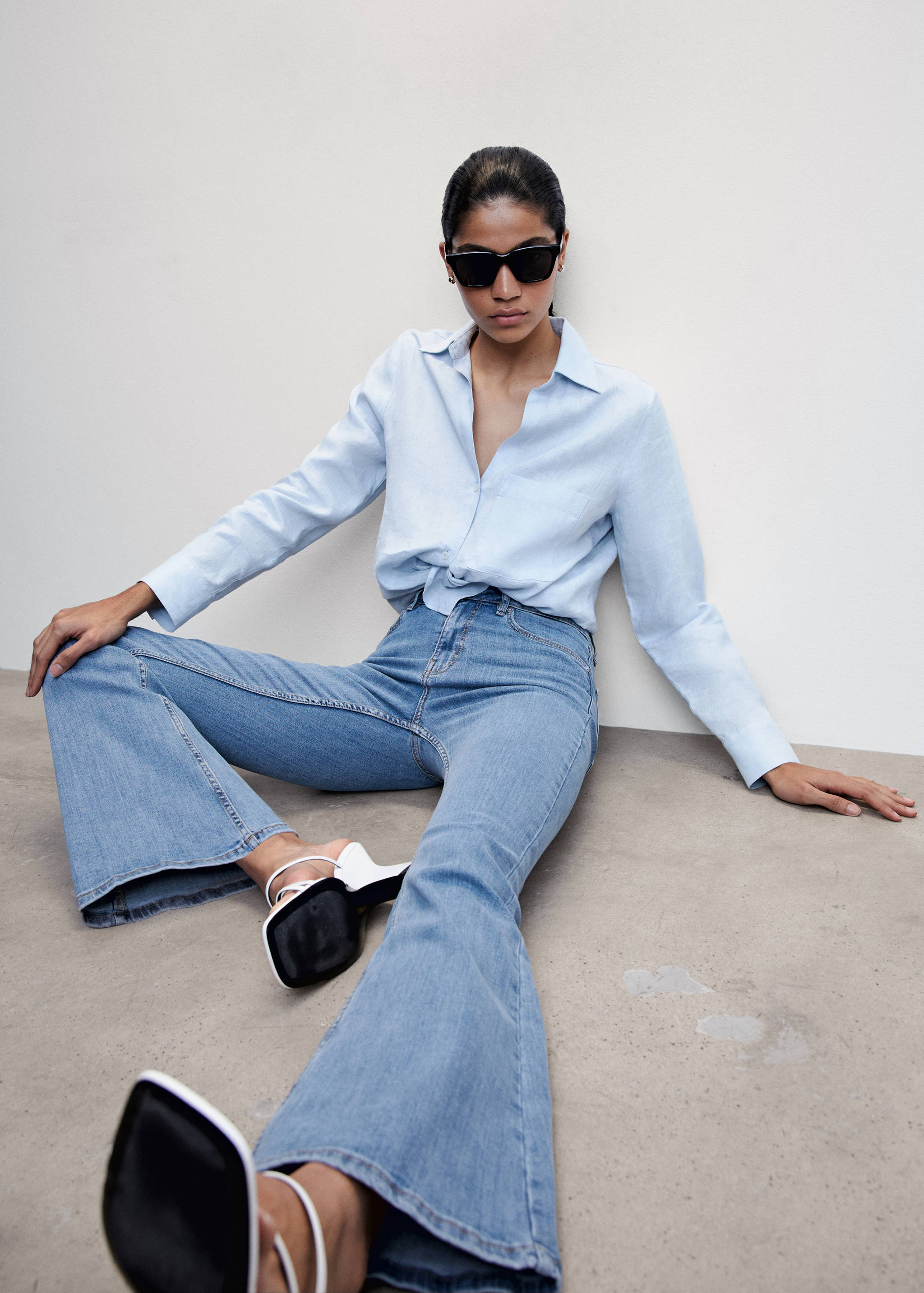 Medium-rise flared jeans - Details of the article 2