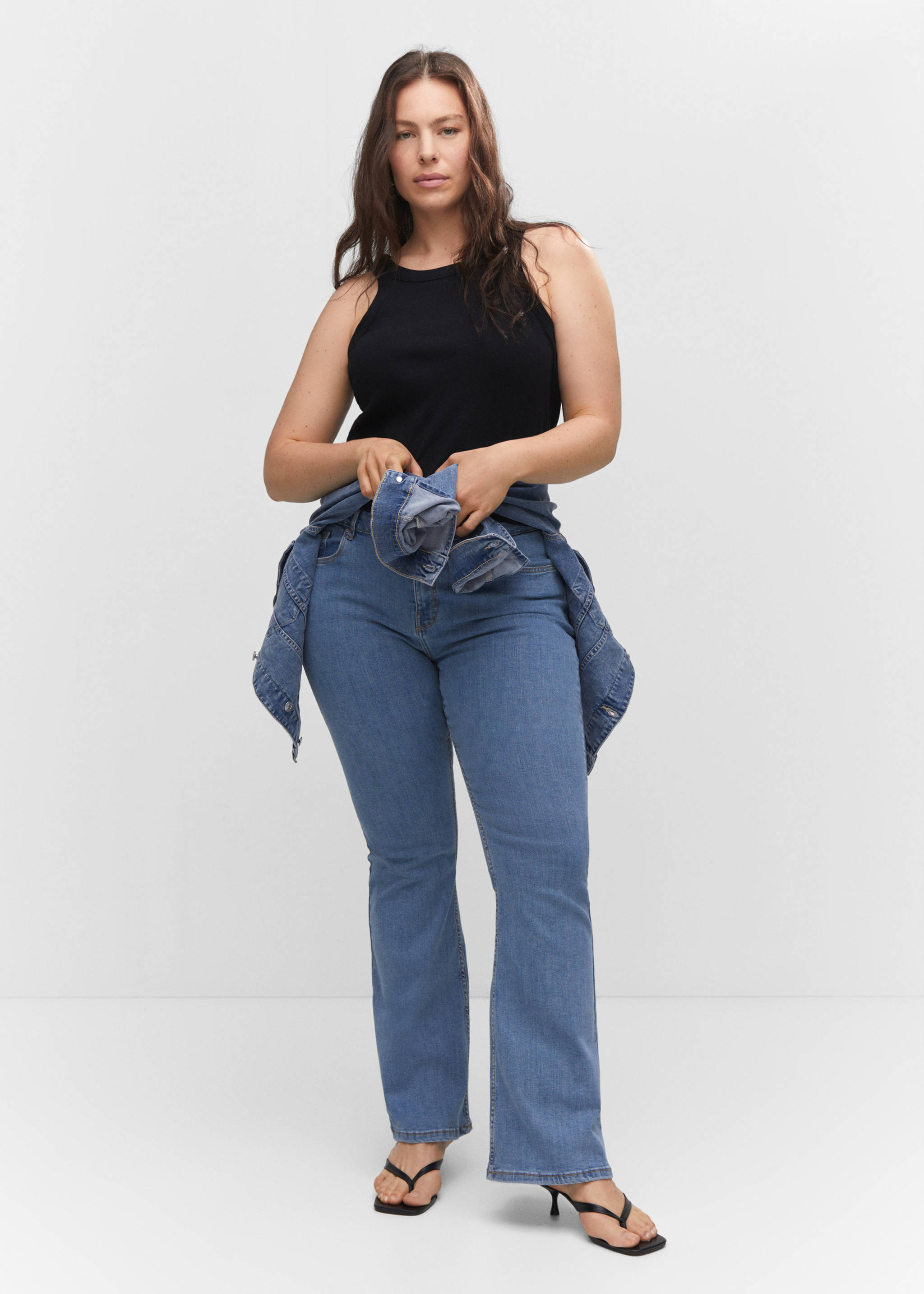Medium-rise flared jeans - Details of the article 3