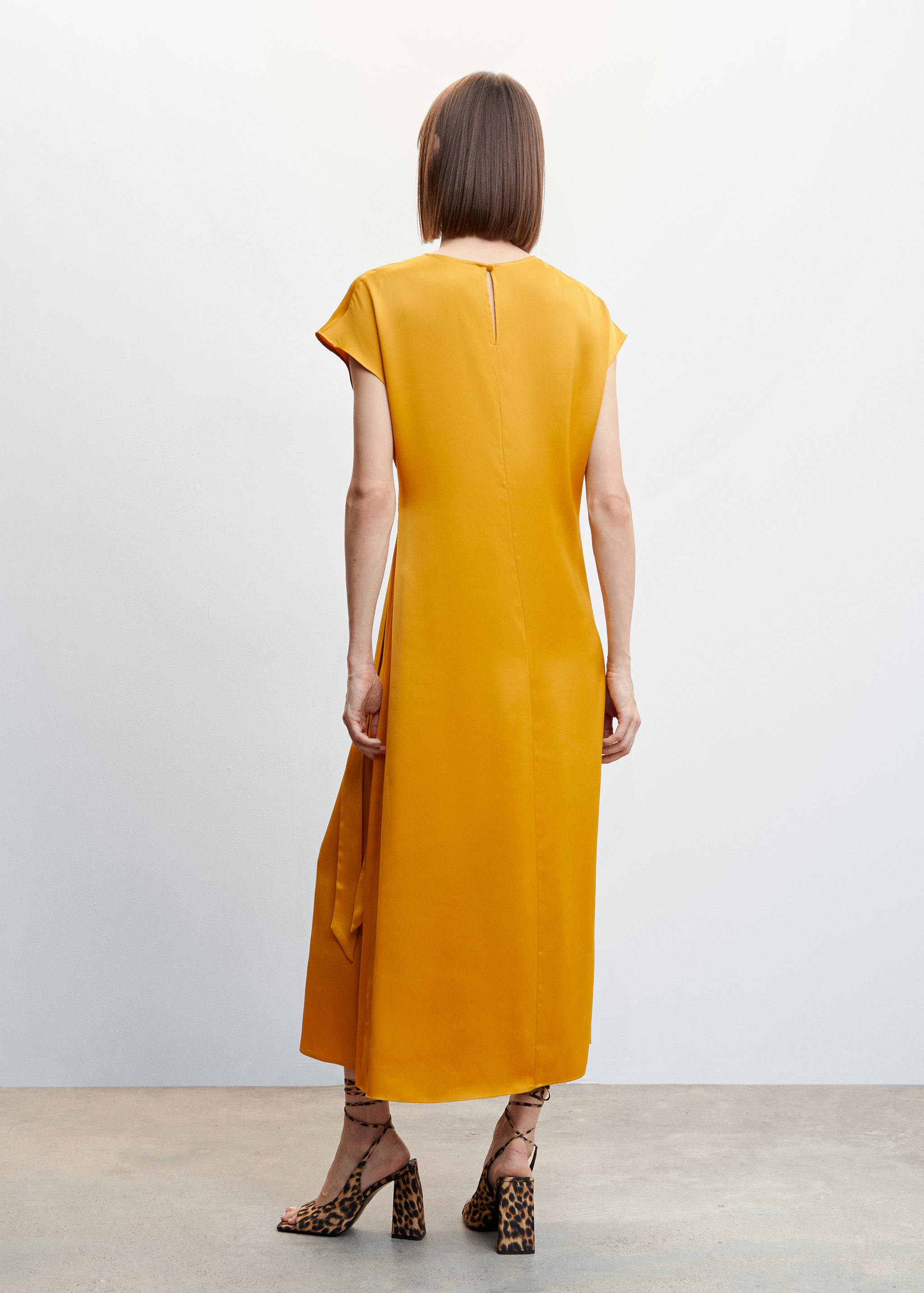 Satiniertes Kleid mit Knoten - Rückseite des Artikels