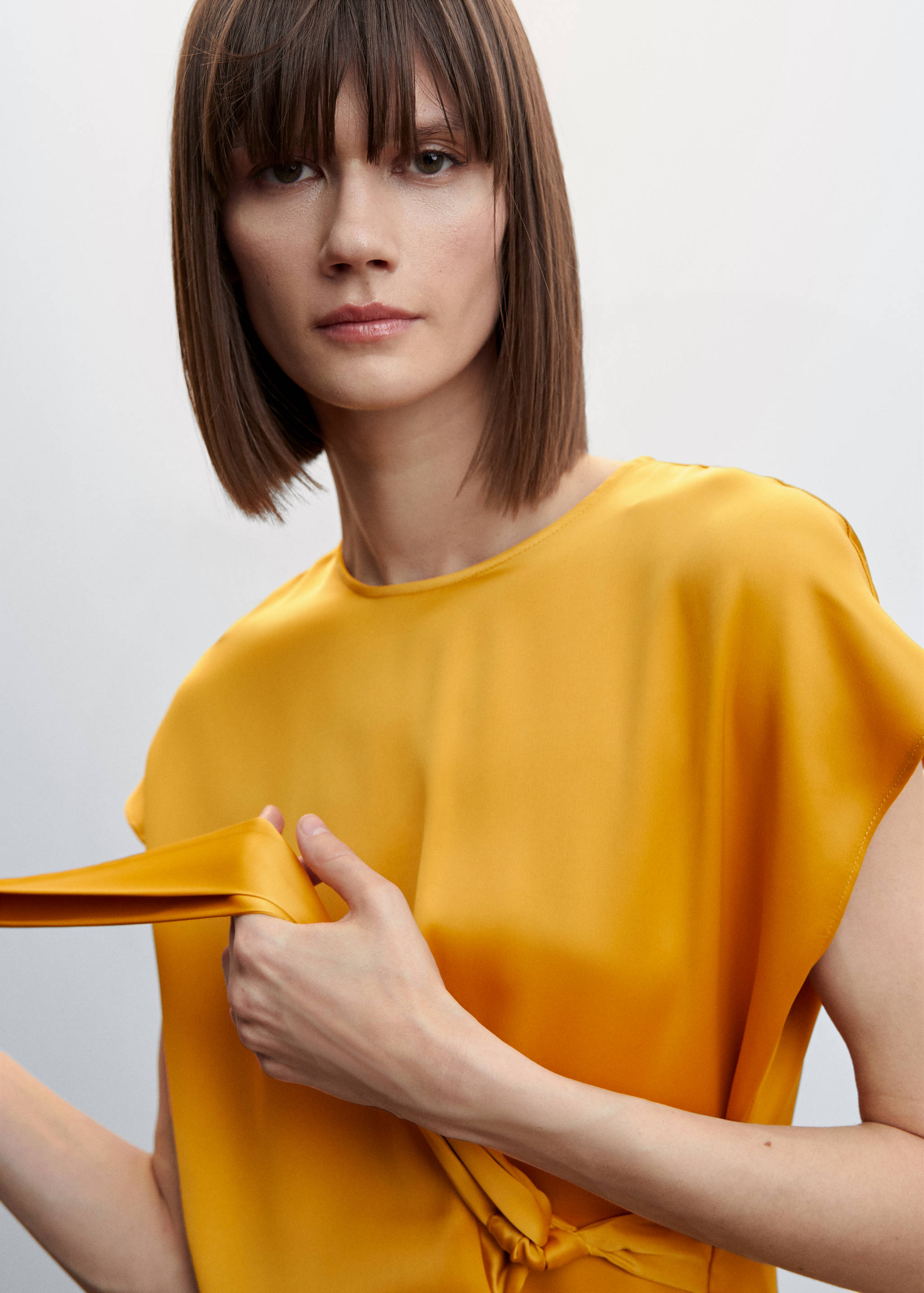 Satiniertes Kleid mit Knoten - Detail des Artikels 6