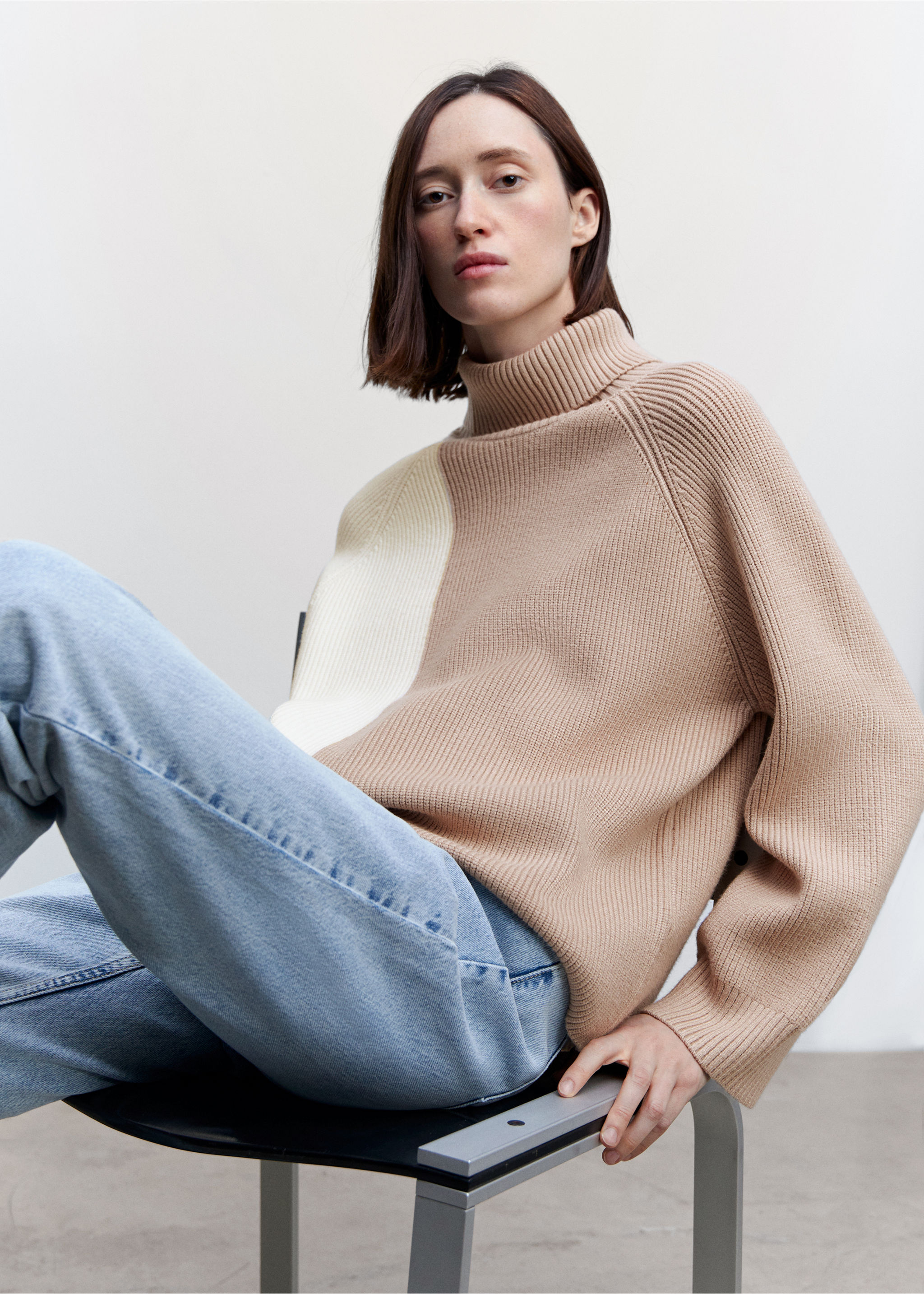 Two-tone turtleneck sweater - Details of the article 2
