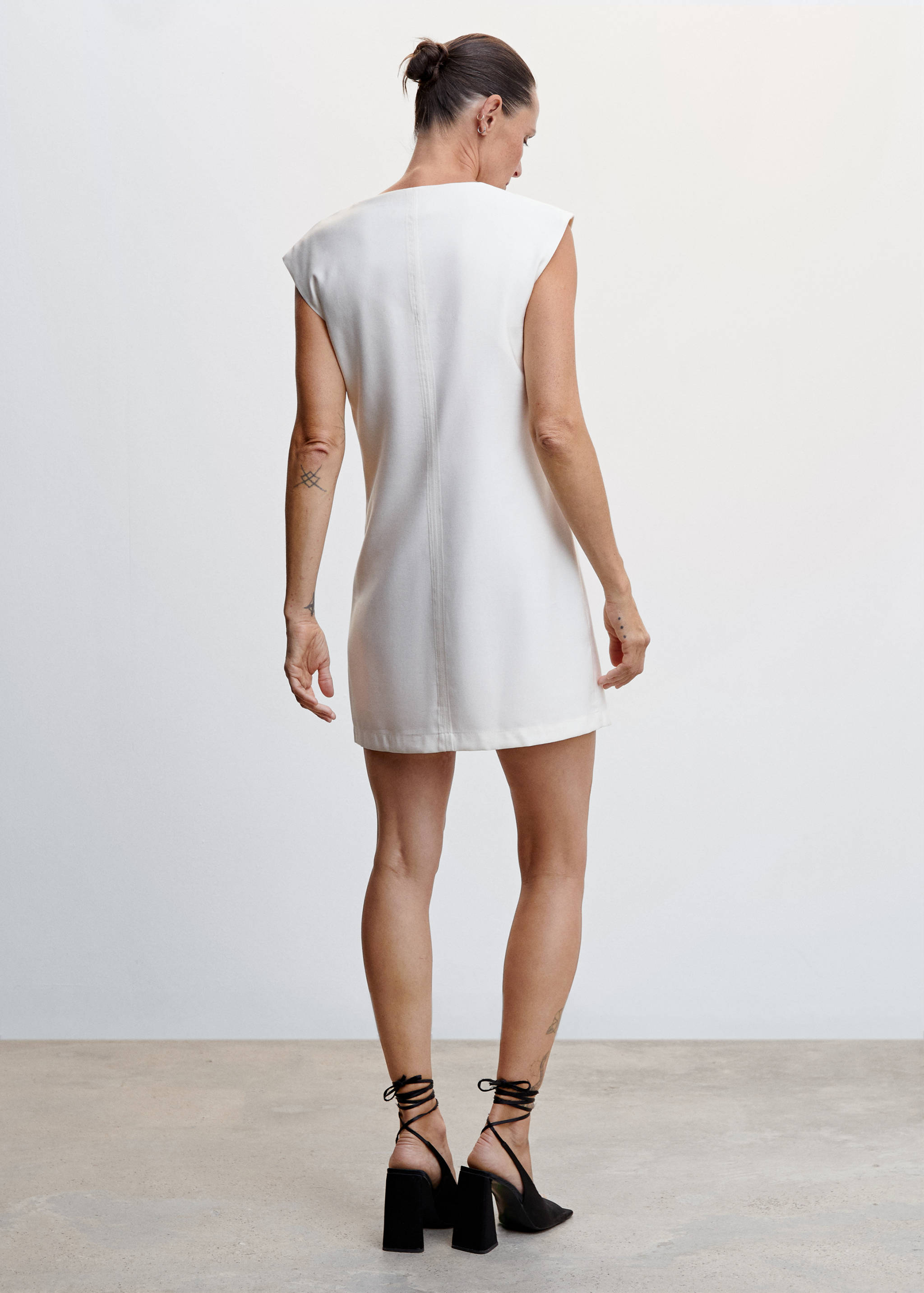V-neckline short dress - Reverse of the article