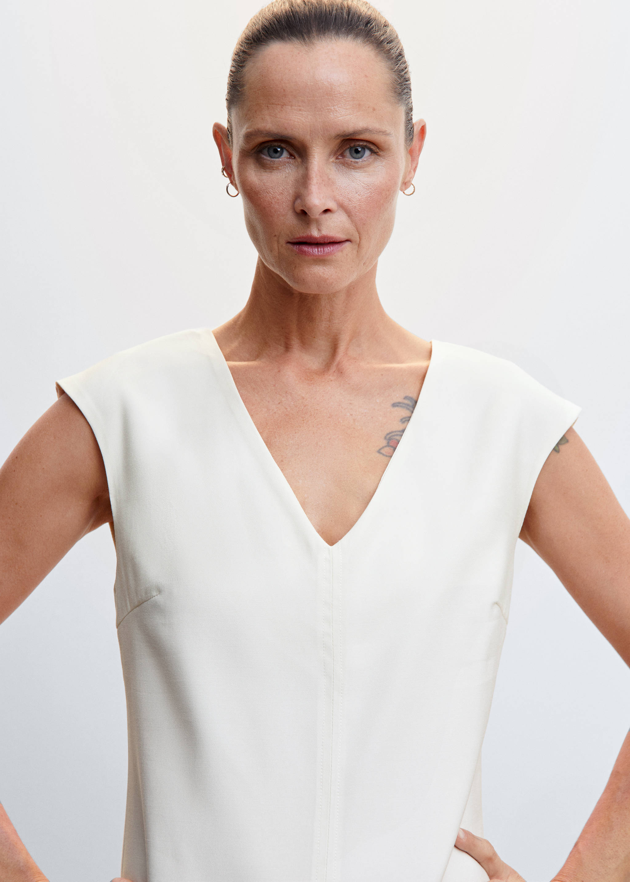 V-neckline short dress - Details of the article 1