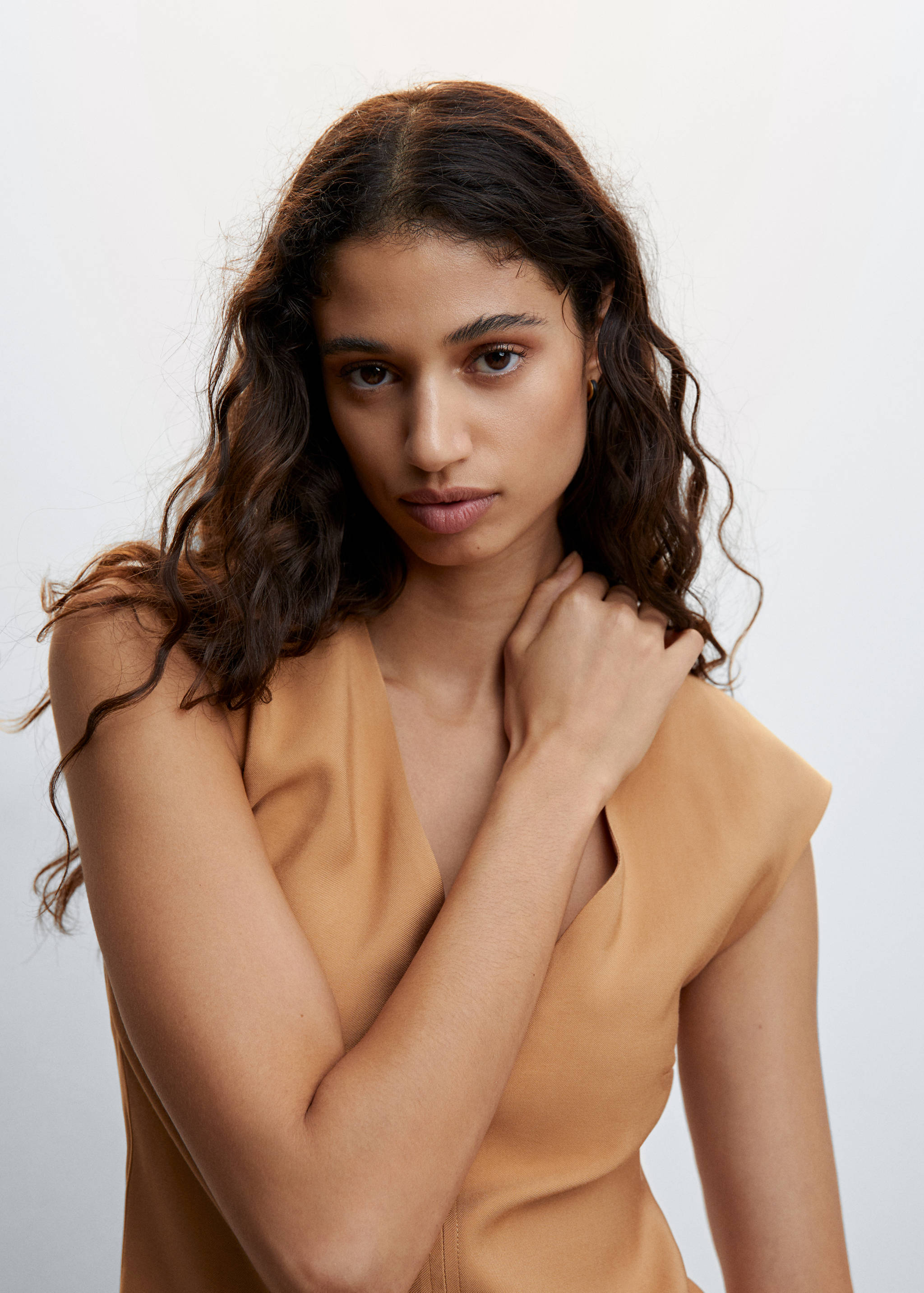 Vestit curt escot en punta - Detall de l'article 1