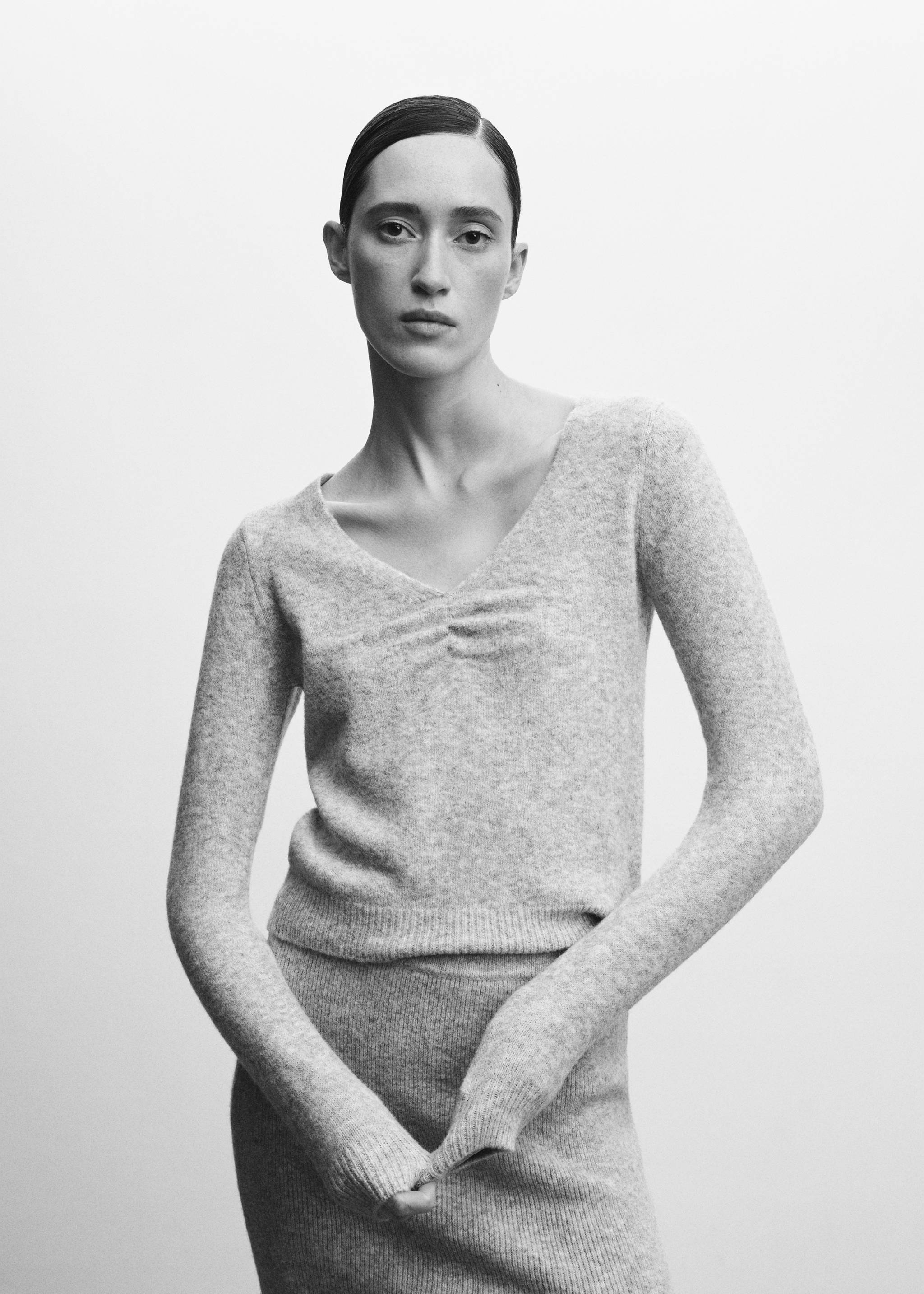 V-neck sweater with ruffled collar - Medium plane