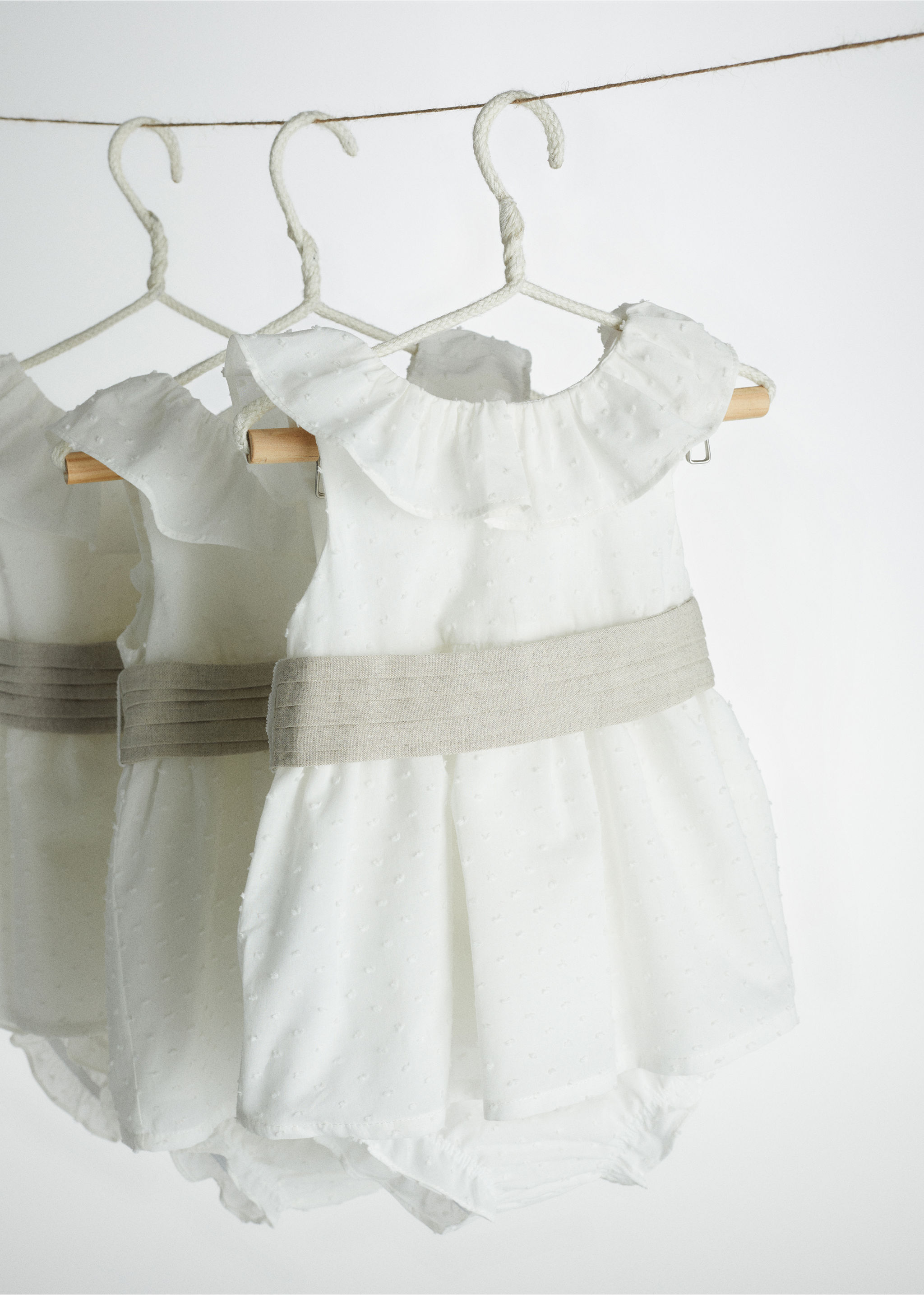 Set aus Plumetis-Kleid und -Höschen mit Rüschen - Detail des Artikels 5