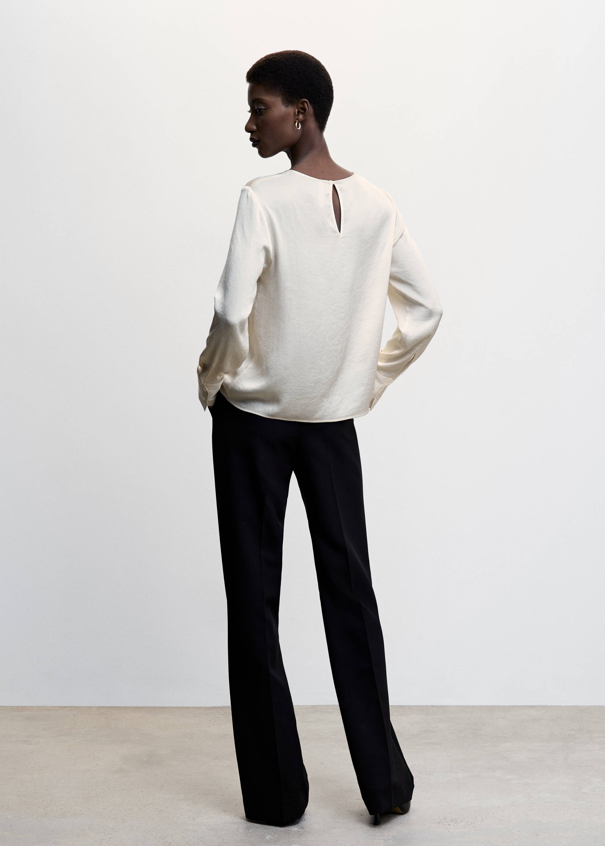 Saténová blůza s průstřihem - Zadní strana zboží