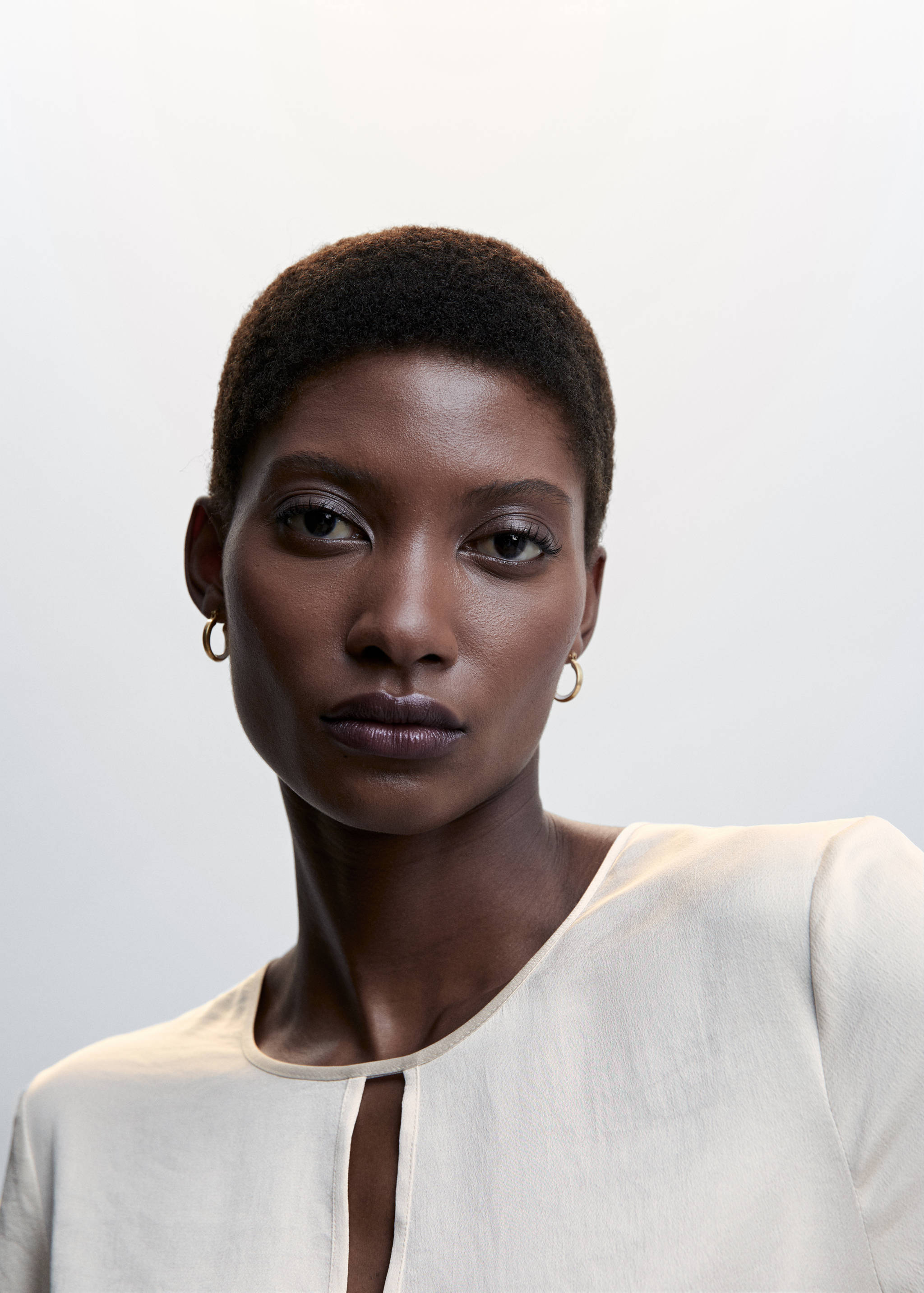 Saténová blůza s průstřihem - Detail zboží 1