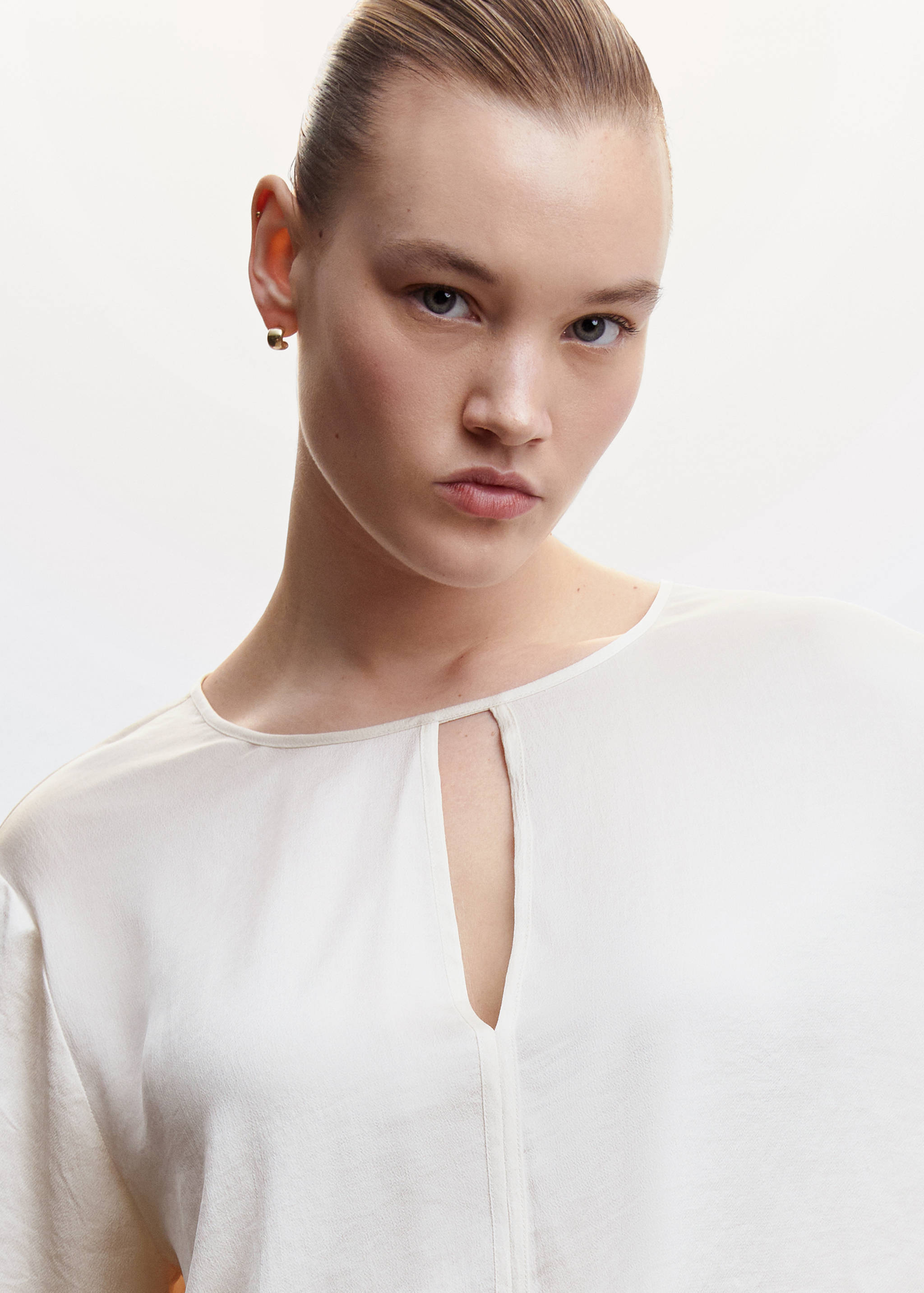 Saténová blůza s průstřihem - Detail zboží 4