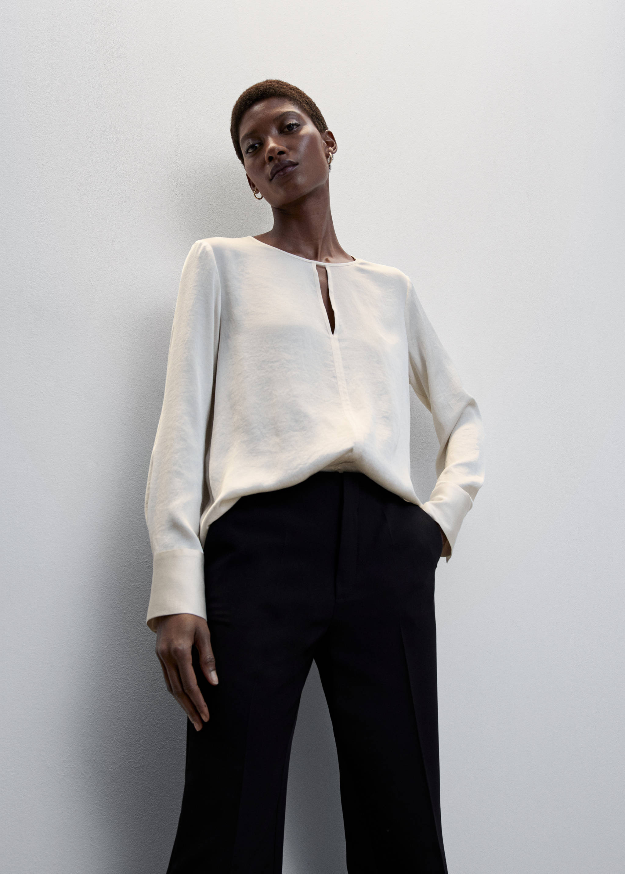 Saténová blůza s průstřihem - Detail zboží 6