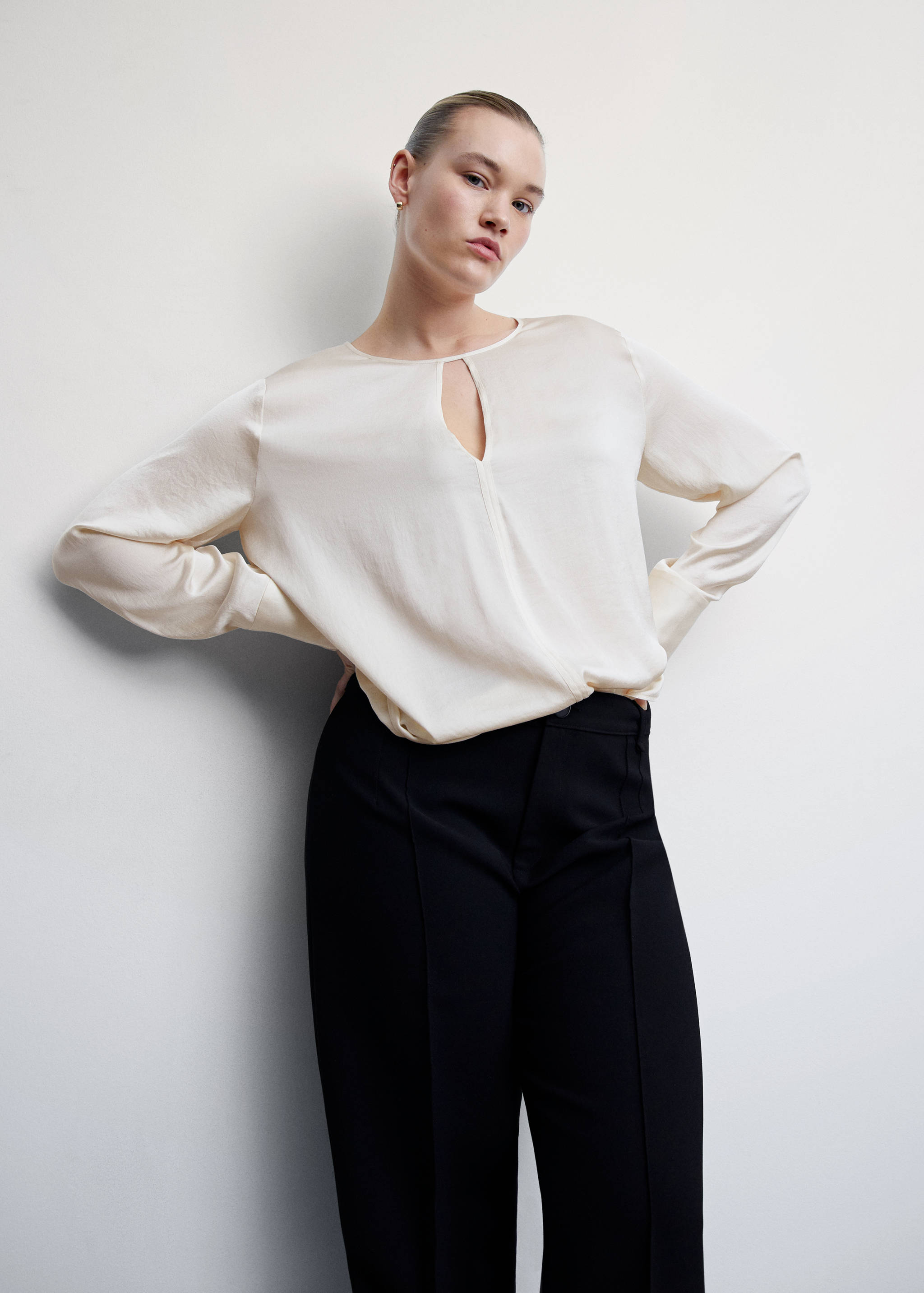 Saténová blůza s průstřihem - Detail zboží 5