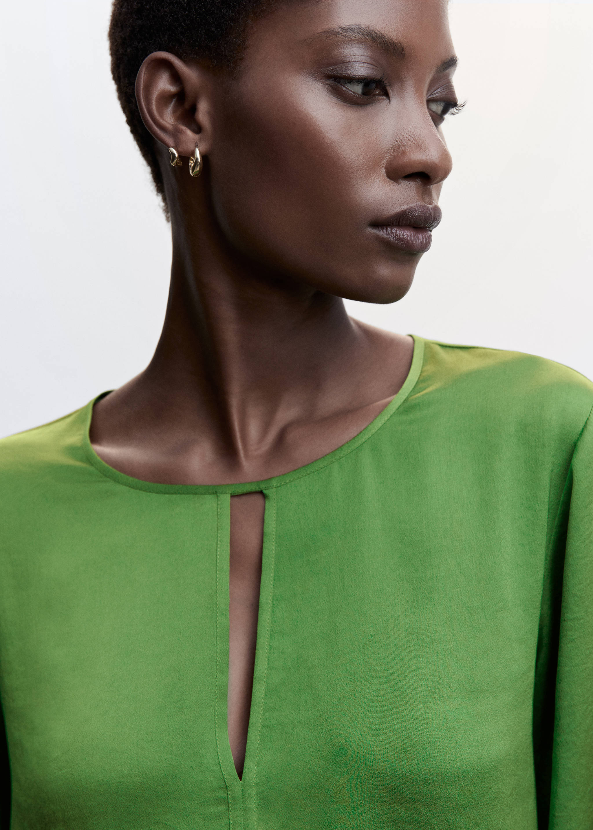 Saténová blůza s průstřihem - Detail zboží 1