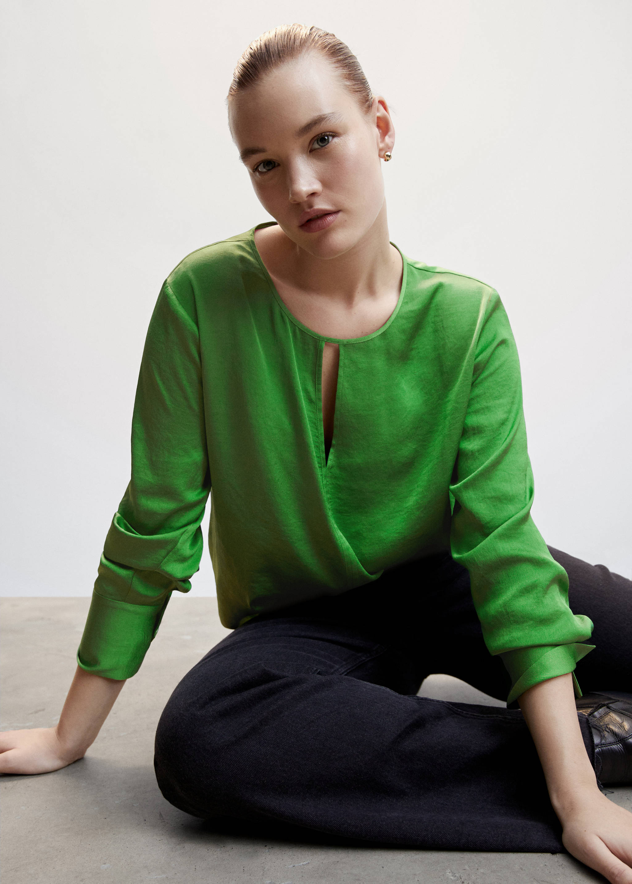 Saténová blůza s průstřihem - Detail zboží 4